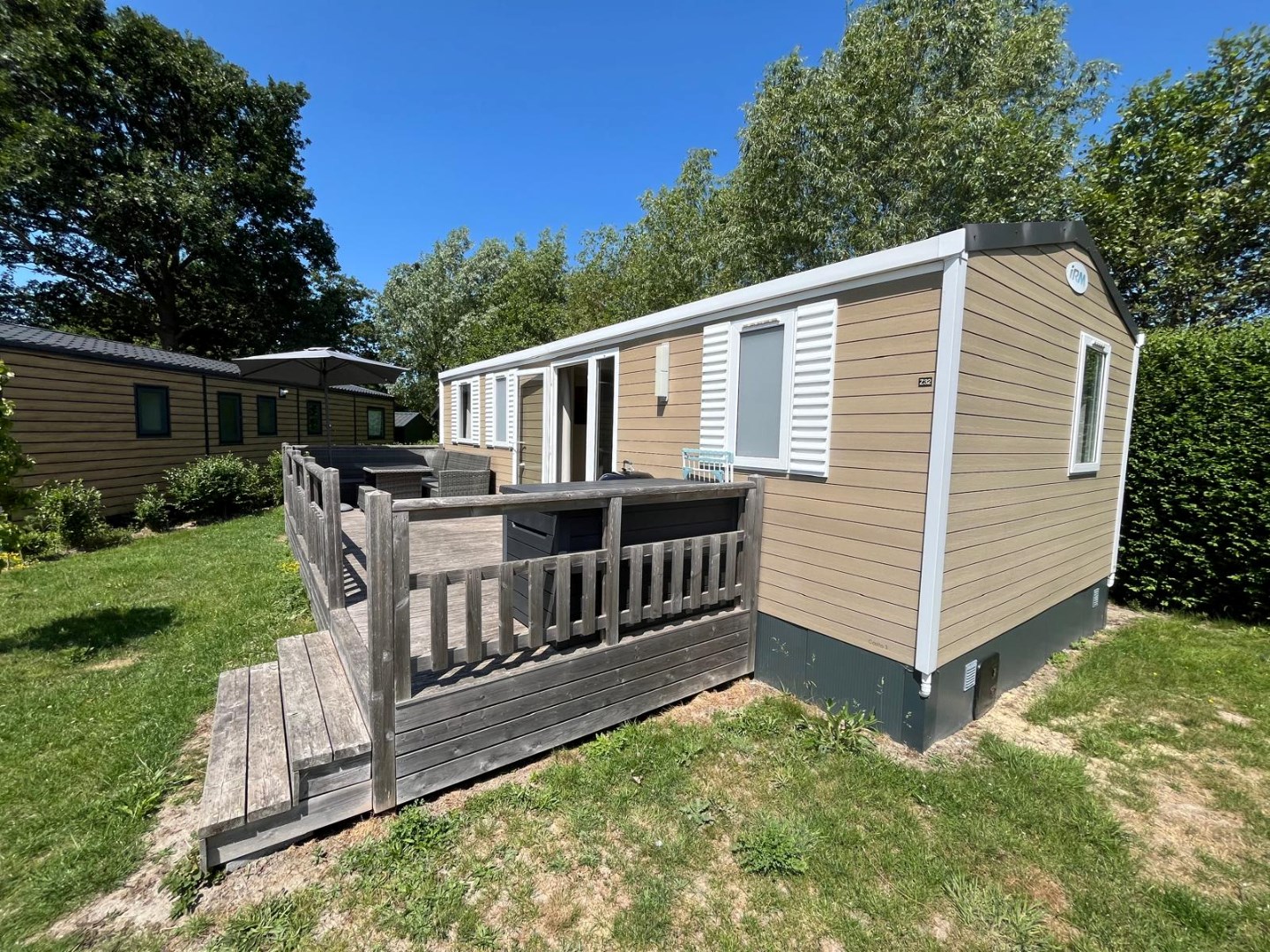 Zeer goed, vrijwel nieuw vakantie-chalet (Nr. Z32) aan de rand het Vakantiepark In de Bongerd te Oostkapelle, op loopafstand van het gezellige centrum van het dorp en natuurgebied de Manteling met aan 