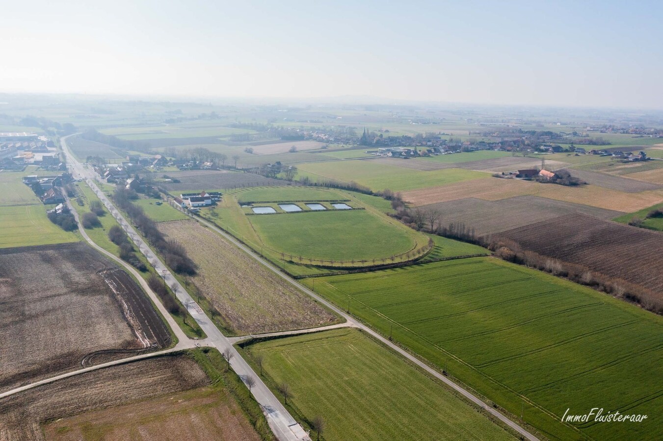 Idyllische en multifunctionele eigendom met stalling, bijgebouwen en renbaan op ca. 7ha 