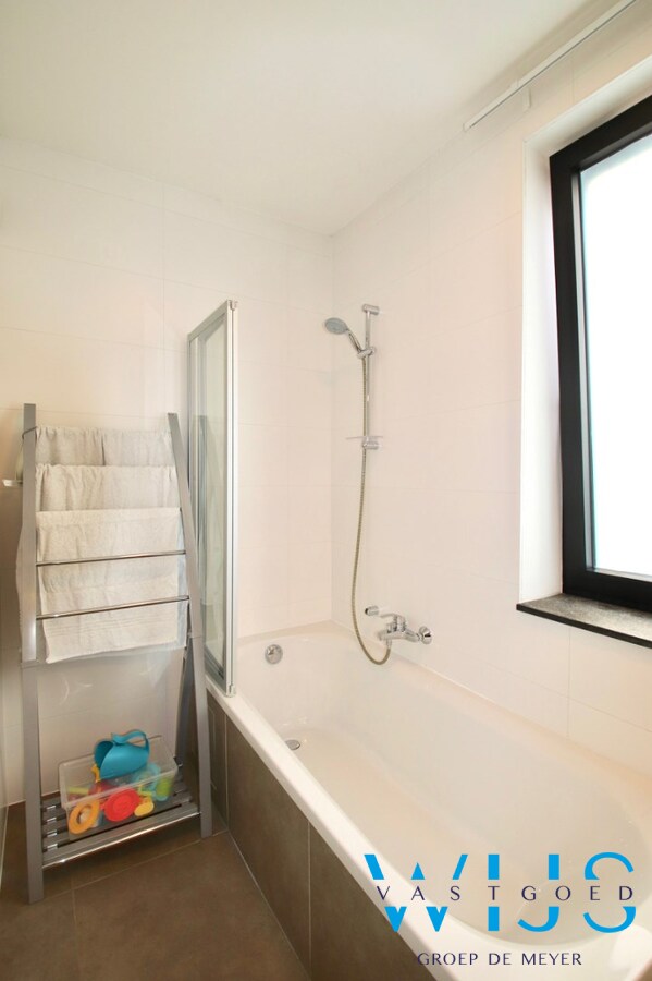 Instapklaar tweeslaapkamer appartement met 2 terrassen te Kluizen ! 