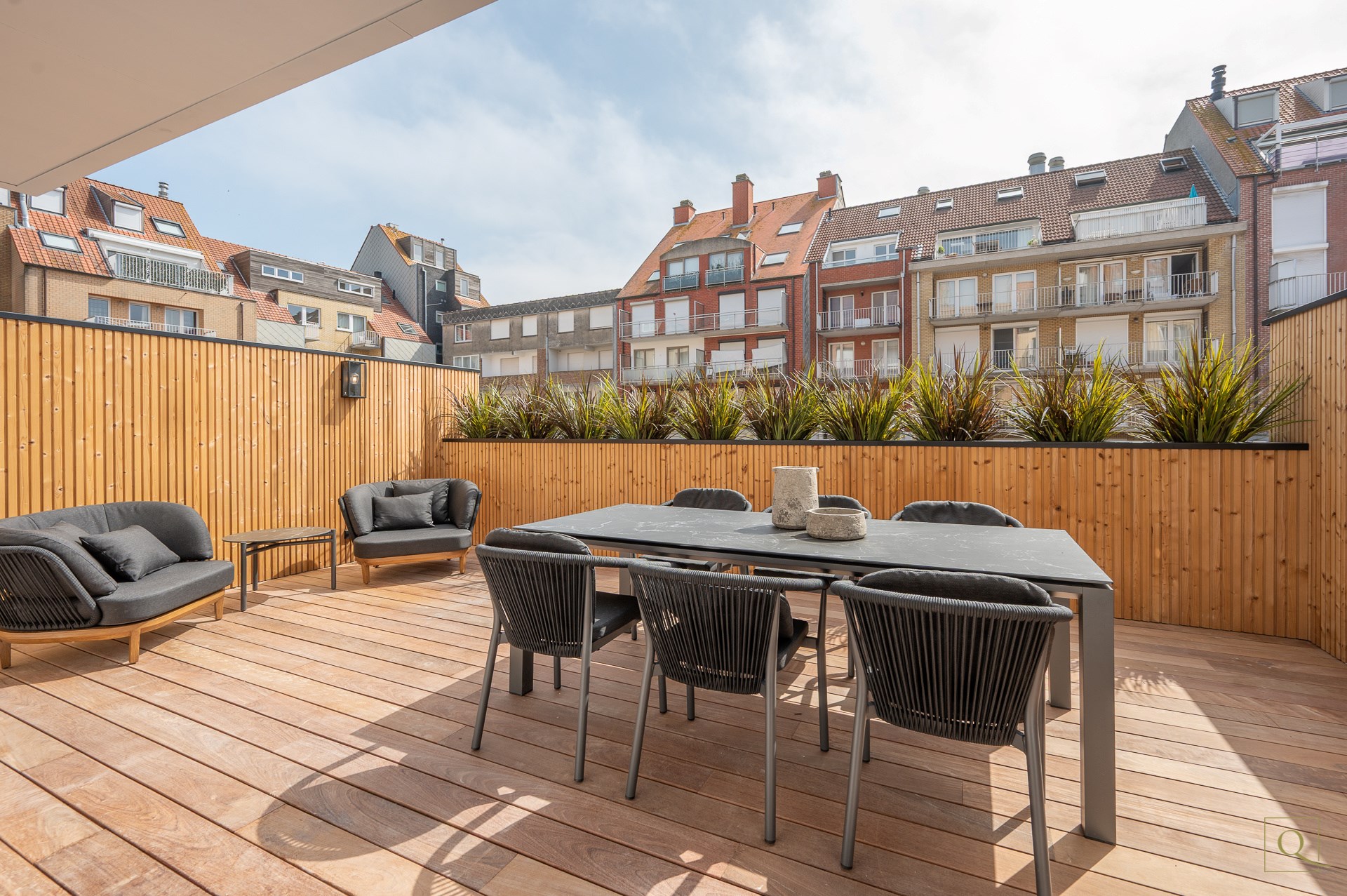 Appartement de luxe &#233;l&#233;gamment r&#233;nov&#233; avec deux terrasses ensoleill&#233;es &#224; proximit&#233; de la plage et des commerces. 