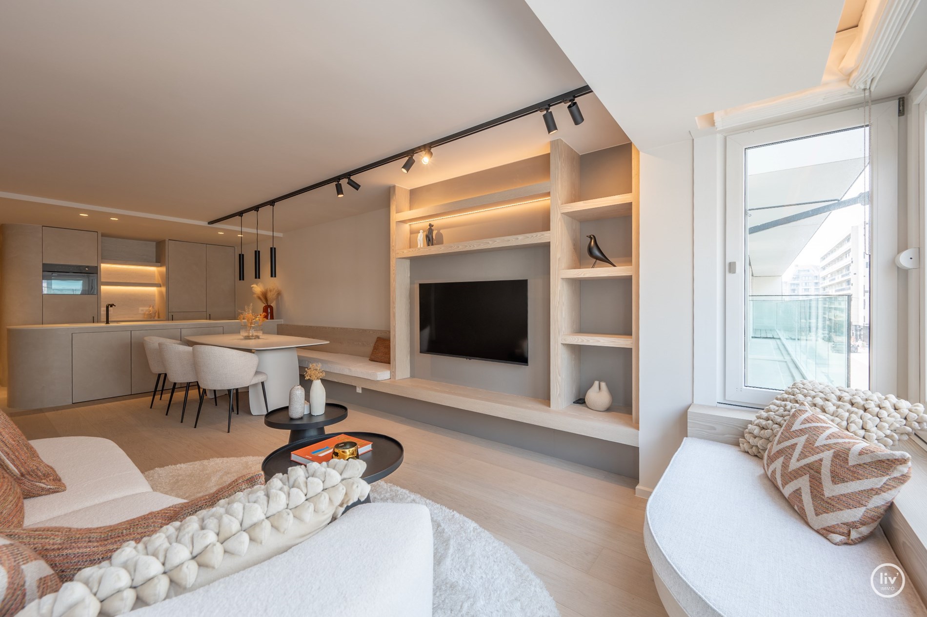 Smaakvol gerenoveerd 3-slaapkamer appartement gelegen op de Kustlaan, vlakbij het Lichttorenplein en het Driehoeksplein te Knokke. 
