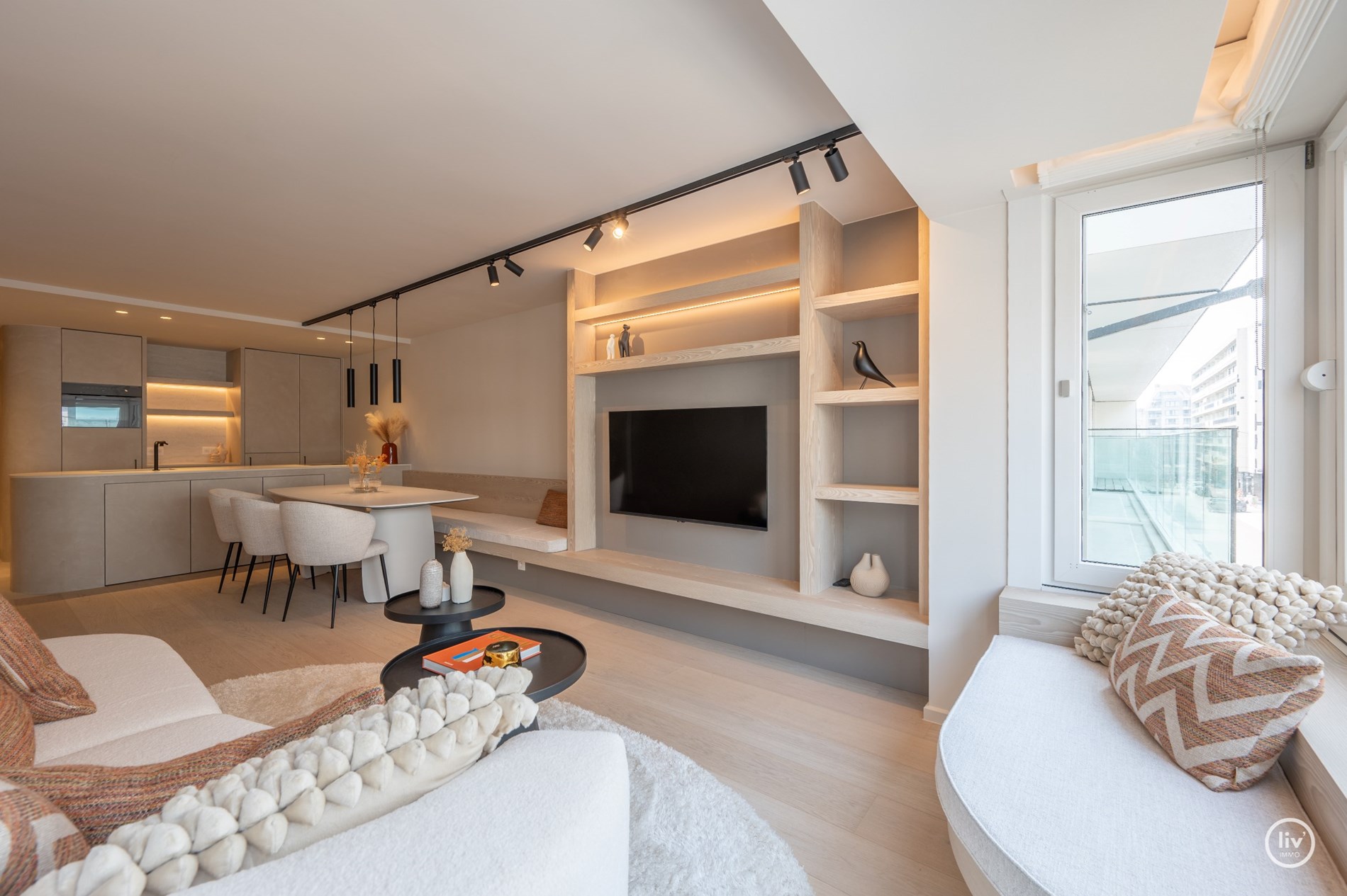 Appartement de 3 chambres r&#233;nov&#233; avec go&#251;t situ&#233; sur la Kustlaan, &#224; proximit&#233; de la place de la Tour de Lumi&#232;re et de la place du Triangle &#224; Knokke. 