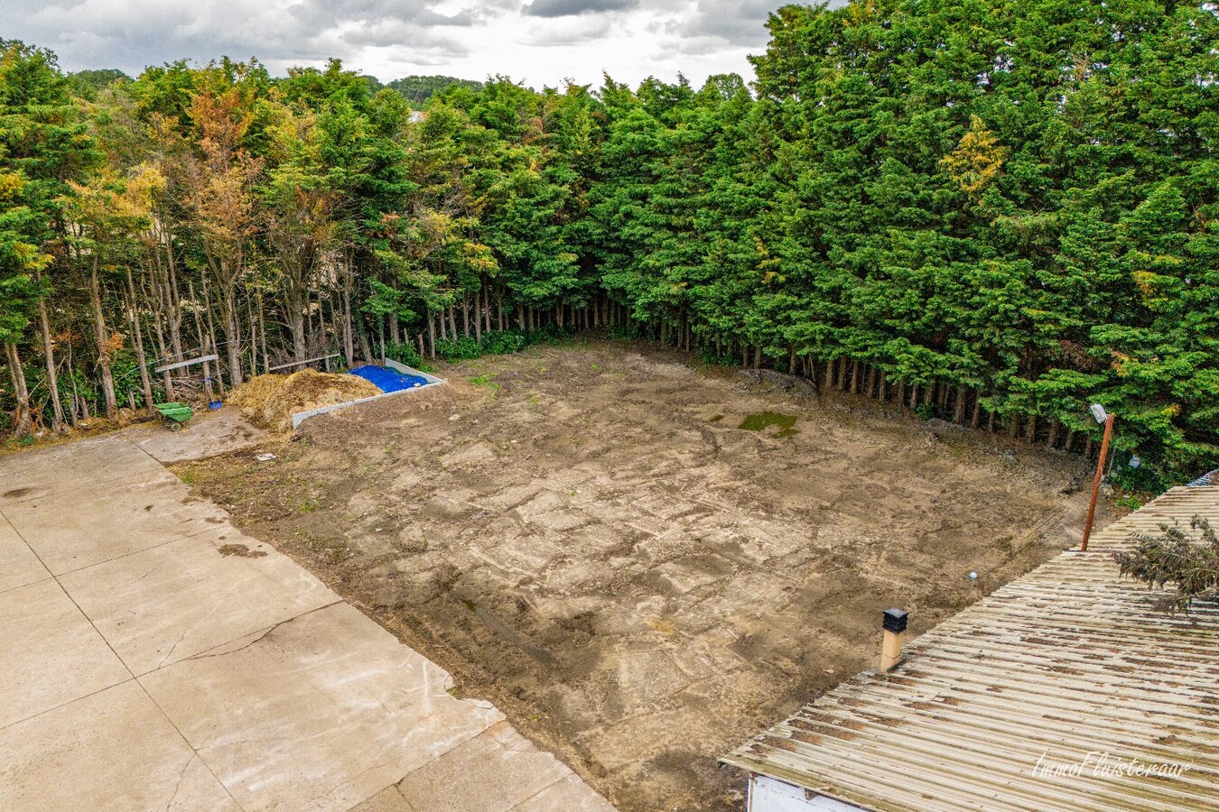 Paardenaccommodatie met 46 stallen, buitenpiste en hangaar op ca. 55 are te Linkhout (Lummen) 