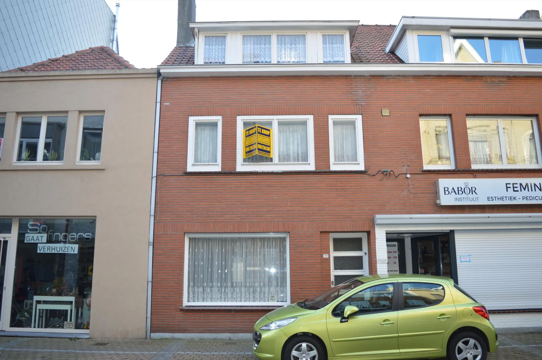 Te renoveren woning gelegen te Bredene duinen vlakbij diverse winkels, de zee en de tram.