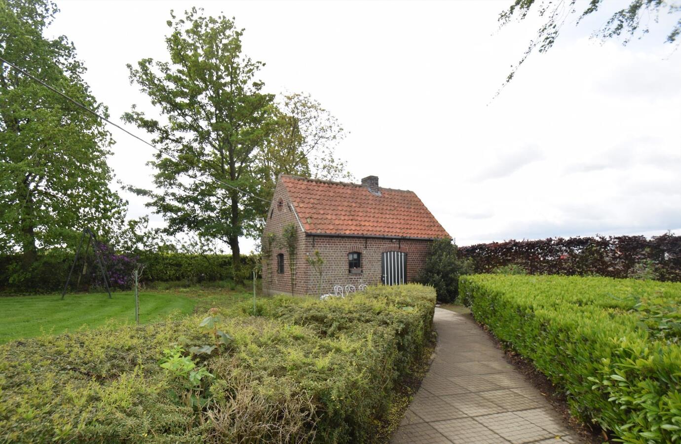 Authentieke hoeve op 3886 m&#178; grond, landelijk gelegen met prachtige tuin. 