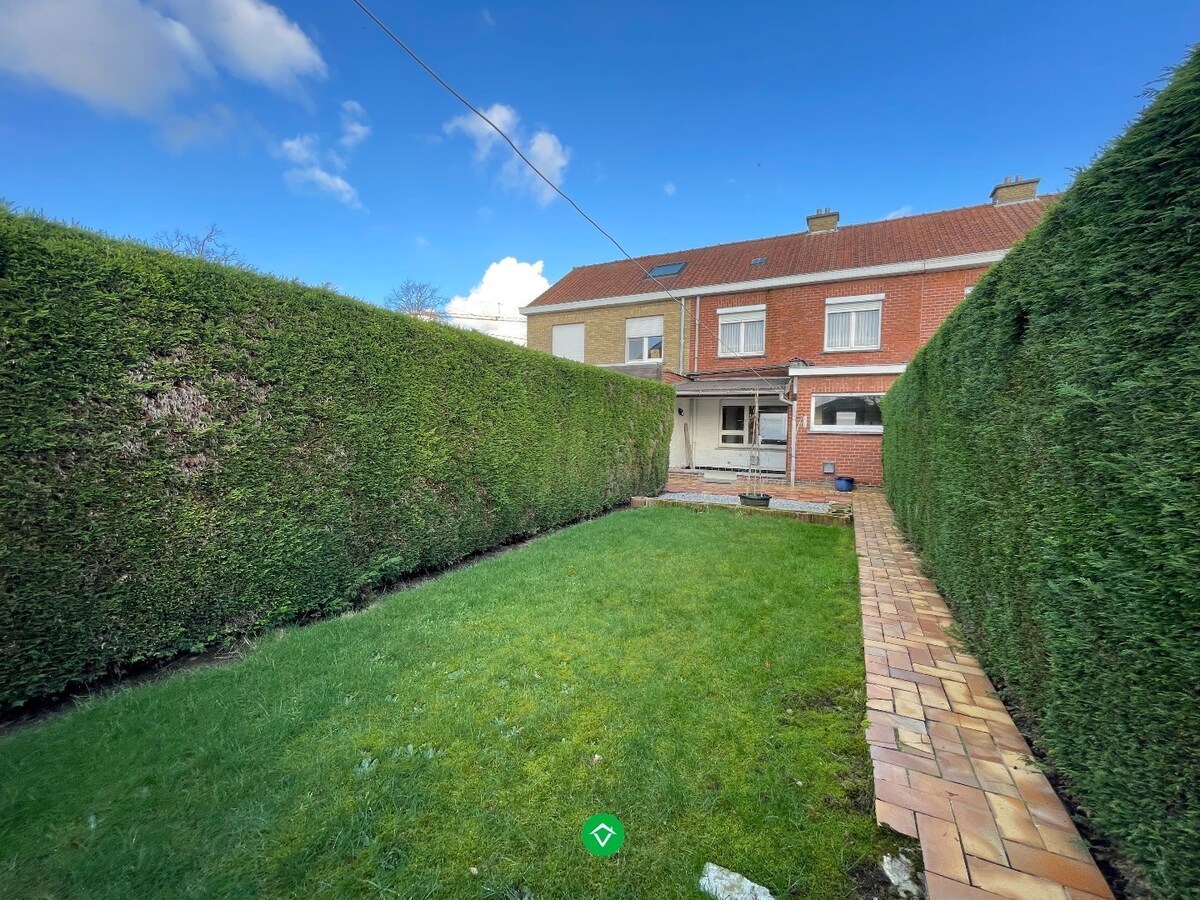 Stevige rijwoning met 3 slaapkamers met tuin en garage te Rumbeke 