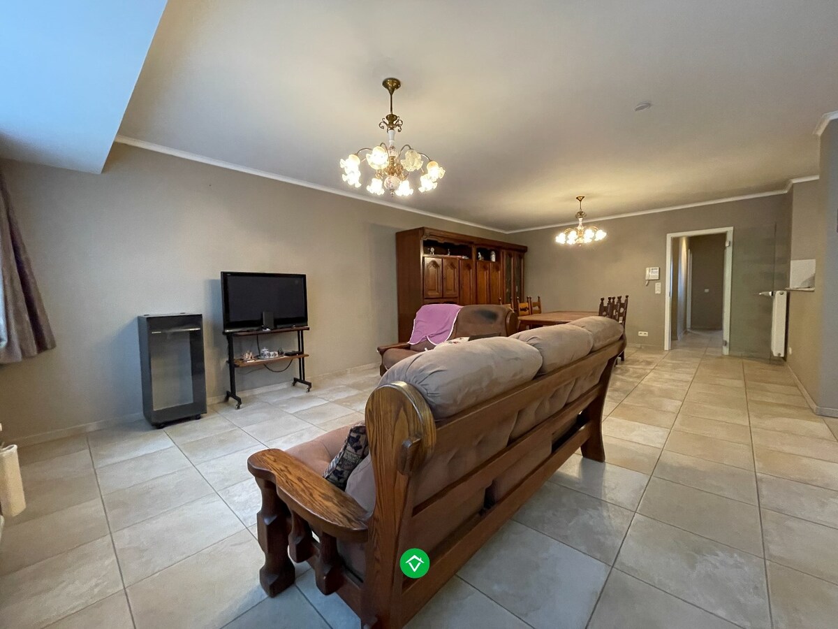Ruim appartement (117 m&#178;) met 2 slaapkamers, terras en garage in centrum Roeselare! 