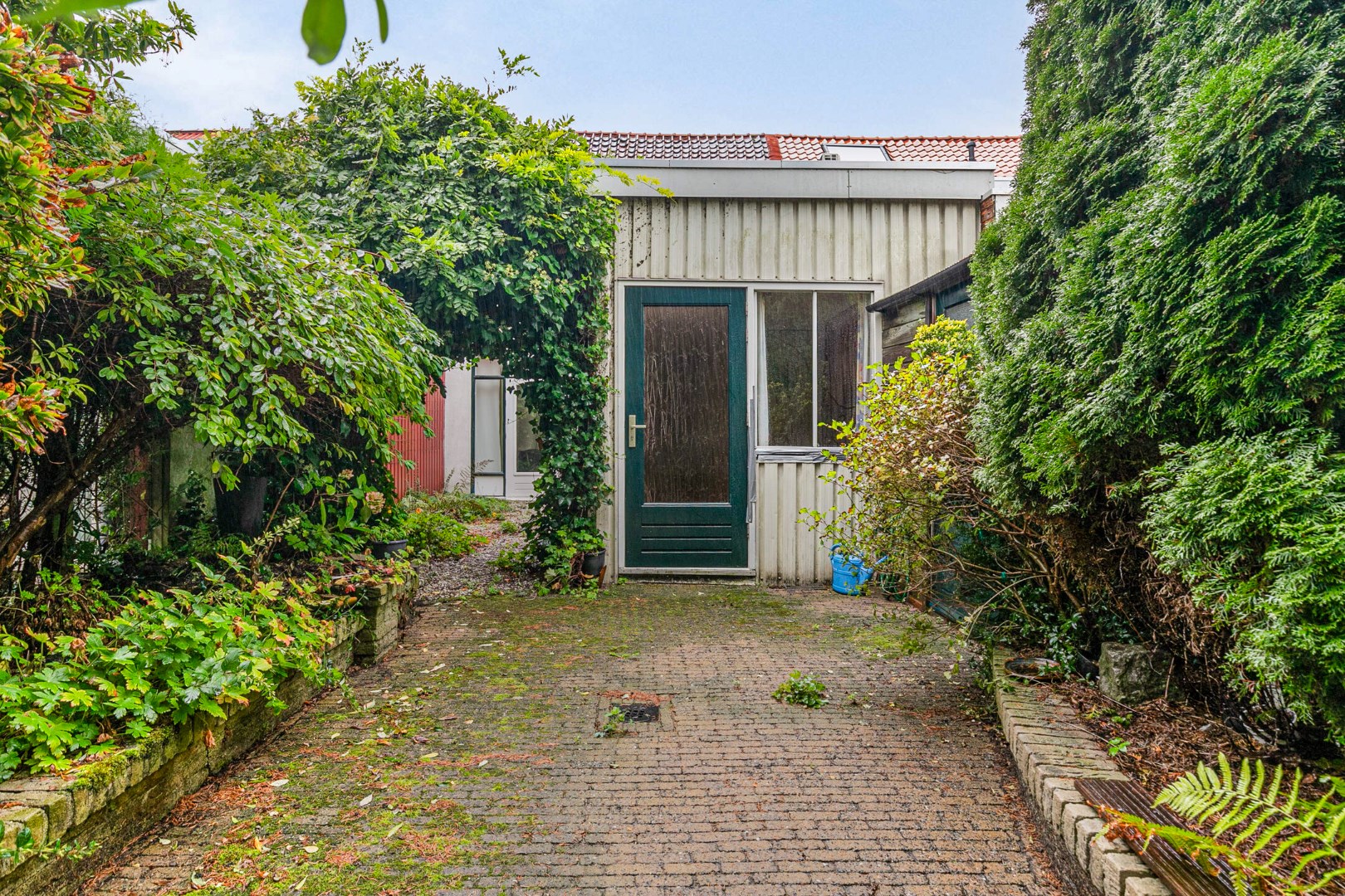 Handige starter of klusser opgelet! Karakteristieke 4-kamer woning met 2 ruime slaapkamers, ruime badkamer en diepe tuin op eigen grond gelegen! 