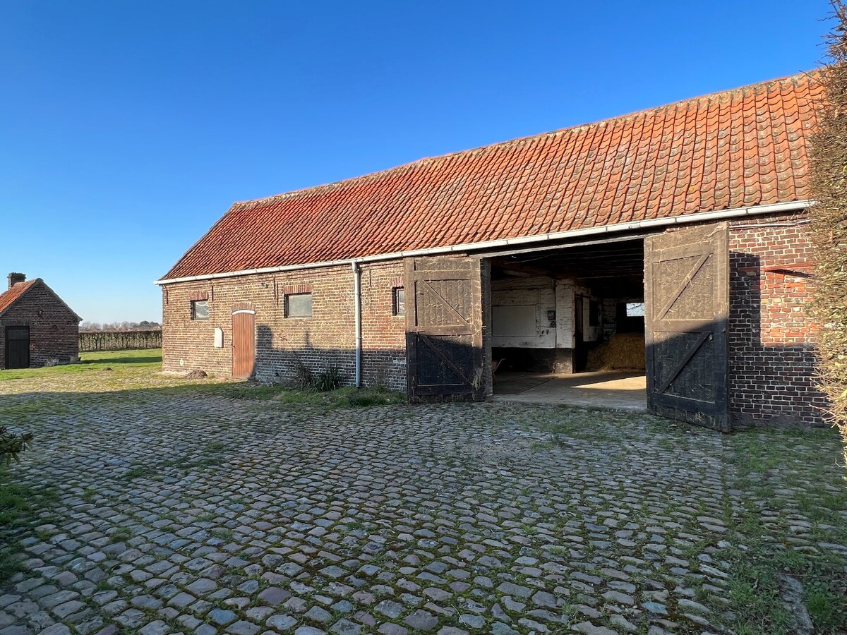 Te renoveren/te slopen hoeve met landelijk zicht. 