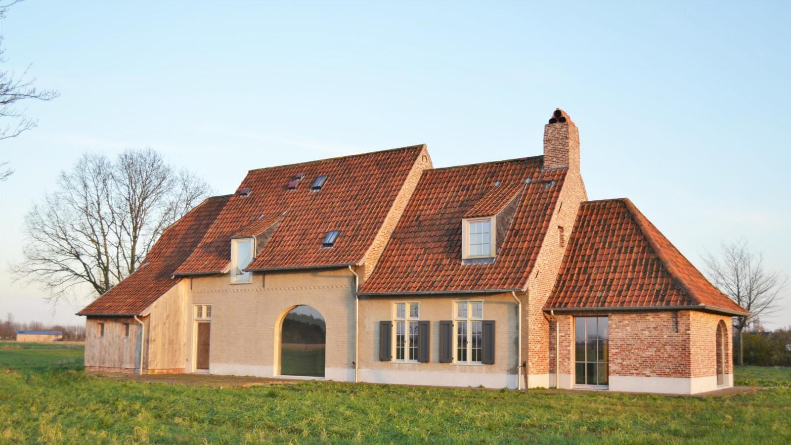 Exclusief landhuis in Vlaamse hoevestijl met bijgebouwen op ca. 2ha te Beernem 