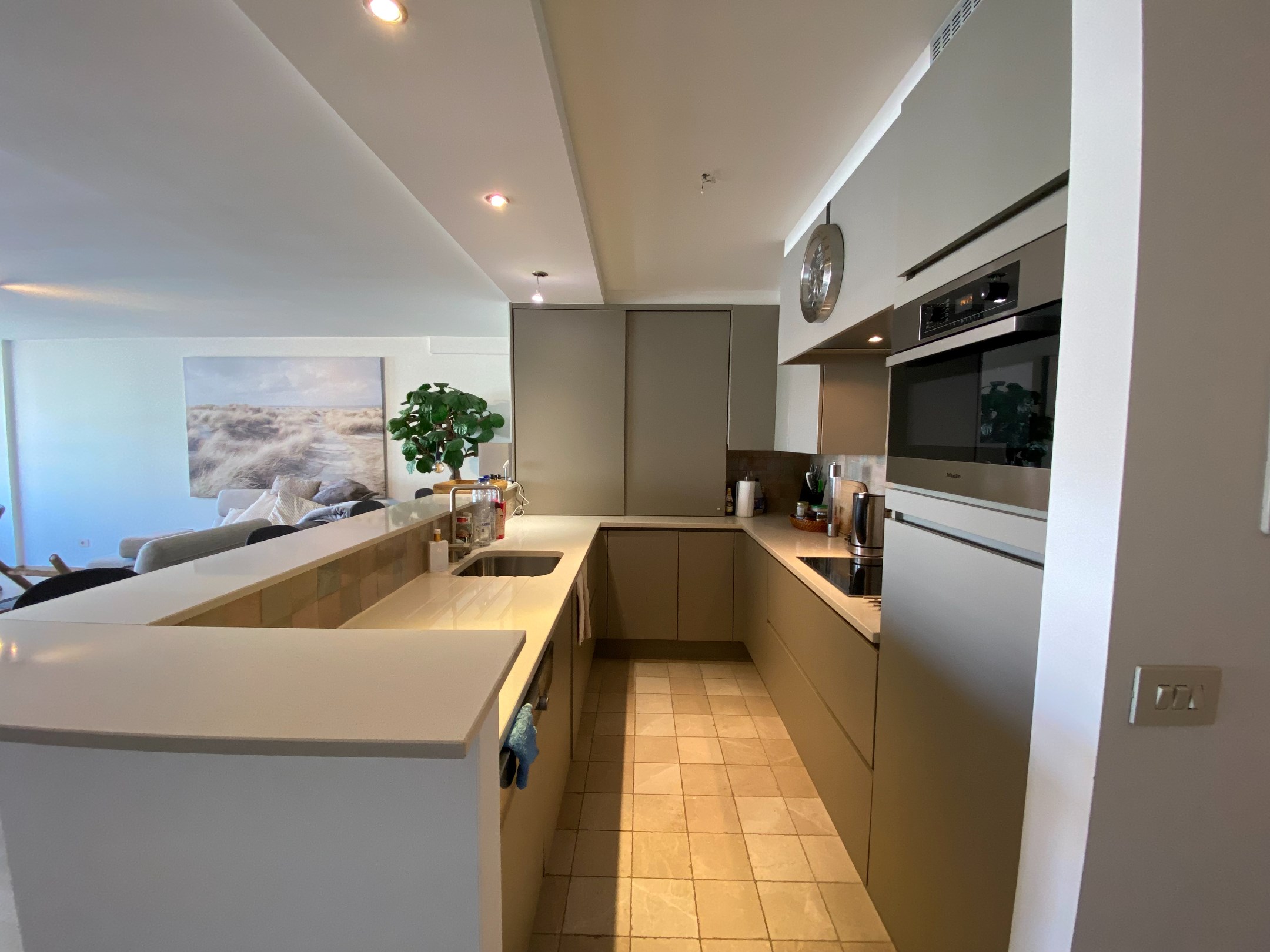 Non meubl&#233; - Appartement de 2 pi&#232;ces pr&#234;t &#224; emm&#233;nager situ&#233; dans un emplacement de premier choix b&#233;n&#233;ficiant d&#39;une vue lat&#233;rale sur la mer et d&#39;une vue d&#233;gag&#233;e sur la place triangulaire. 