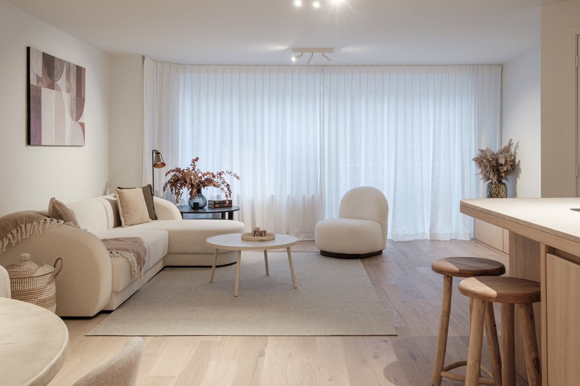 Prachtig en stijl gerenoveerd 3-slaapkamer appartement dat gelegen is naast de Lippenslaan, vlakbij de Zeedijk en alle commerci&#235;le voorzieningen in het centrum van Knokke. 