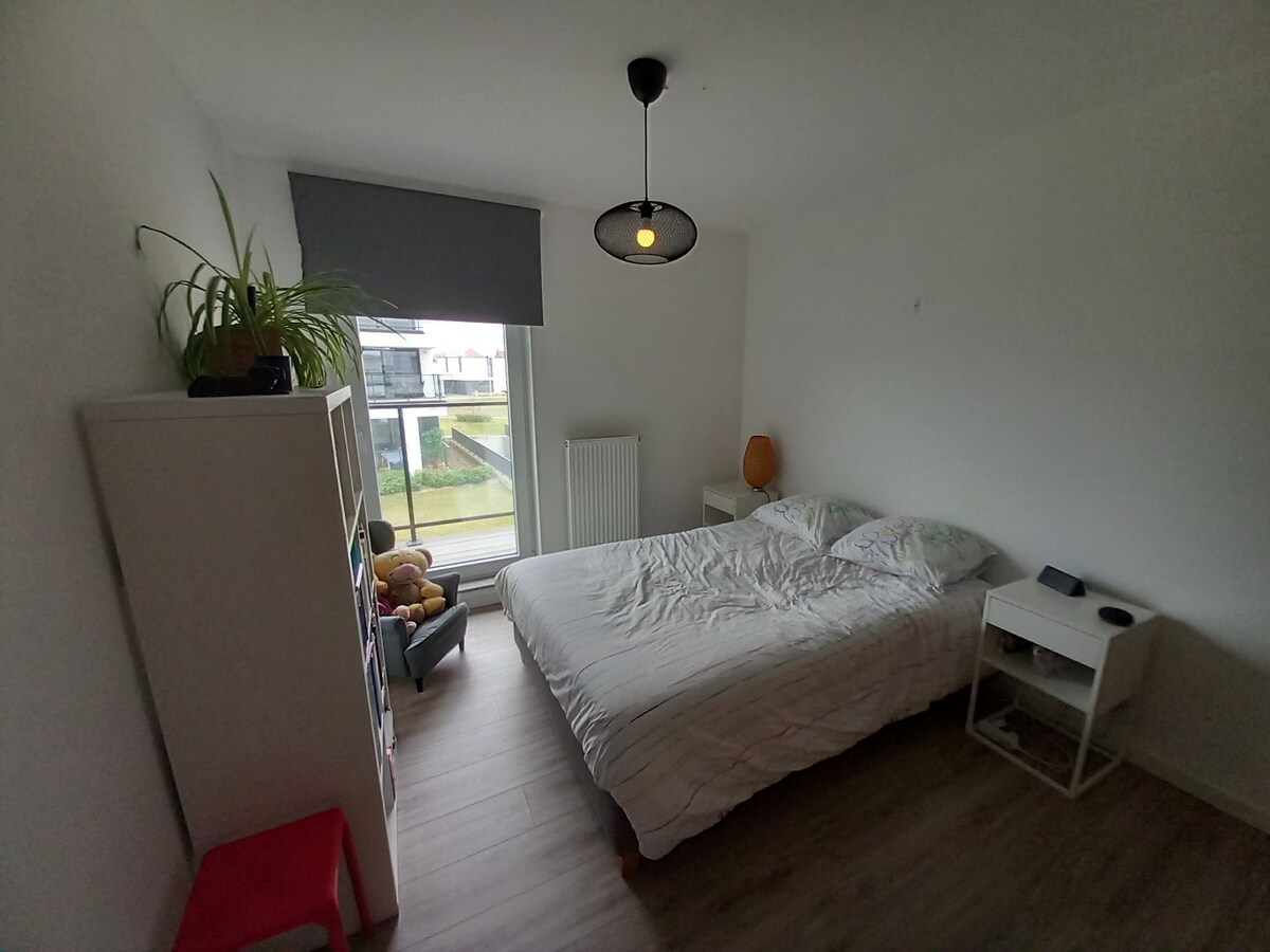 Ruim lichtrijk appartement op tweede verdieping 