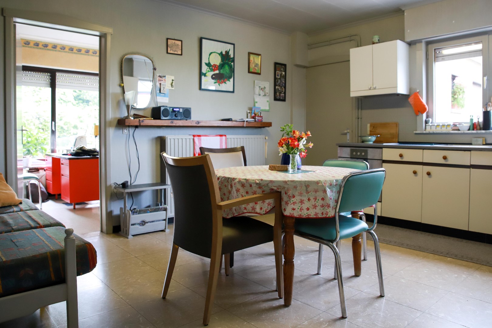 Grote alleenstaande woning met garage, werkplaats en tuin op 1.378 m&#178; 