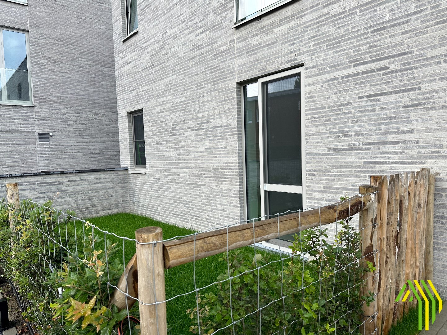Gelijkvloers appartement met tuin van 90 m&#178;, parkeerplaats en berging te Wielsbeke 