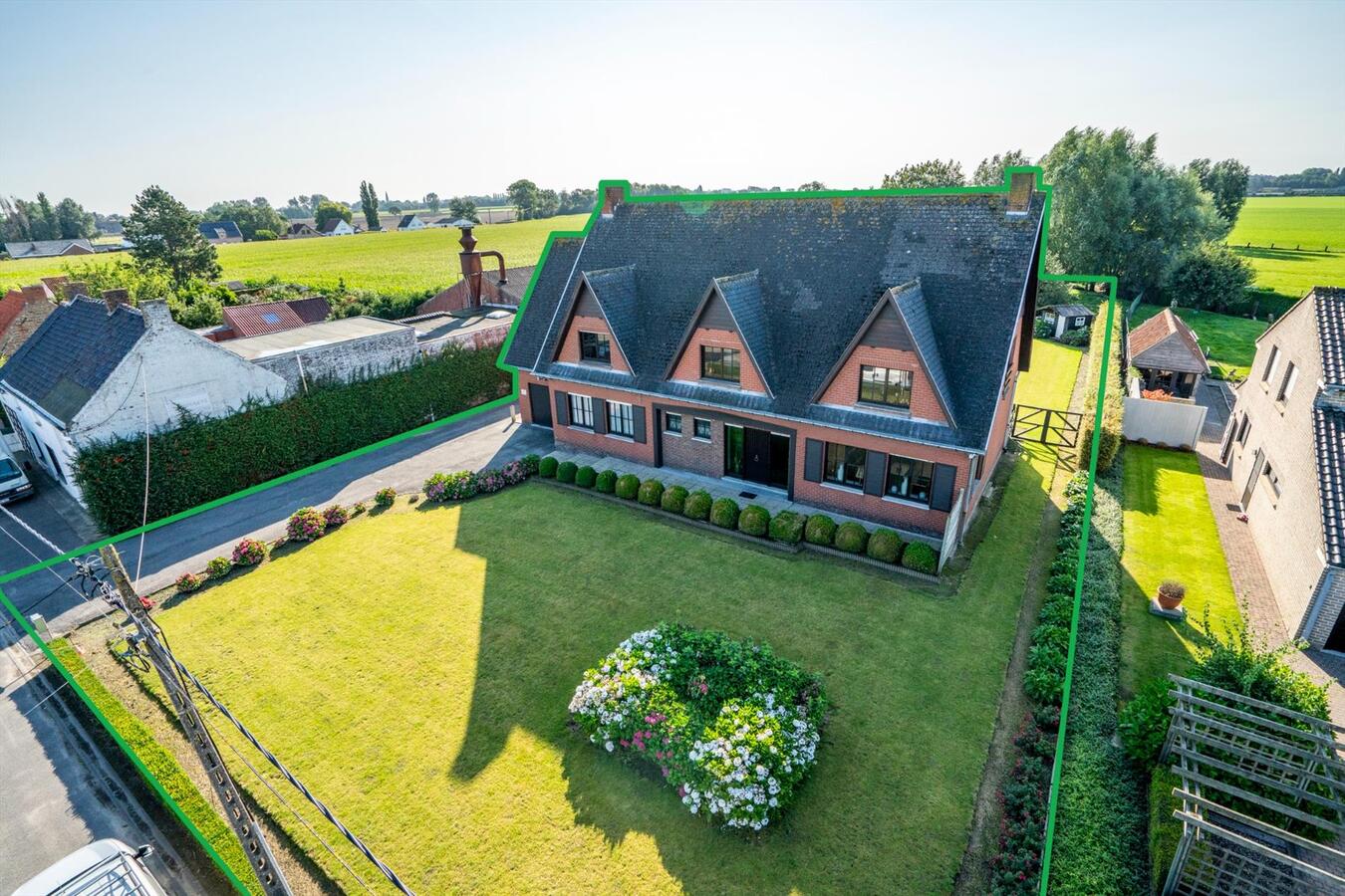 Grote woning met 6 slaapkamers en atelier op 2645 m&#178; te Koekelare 