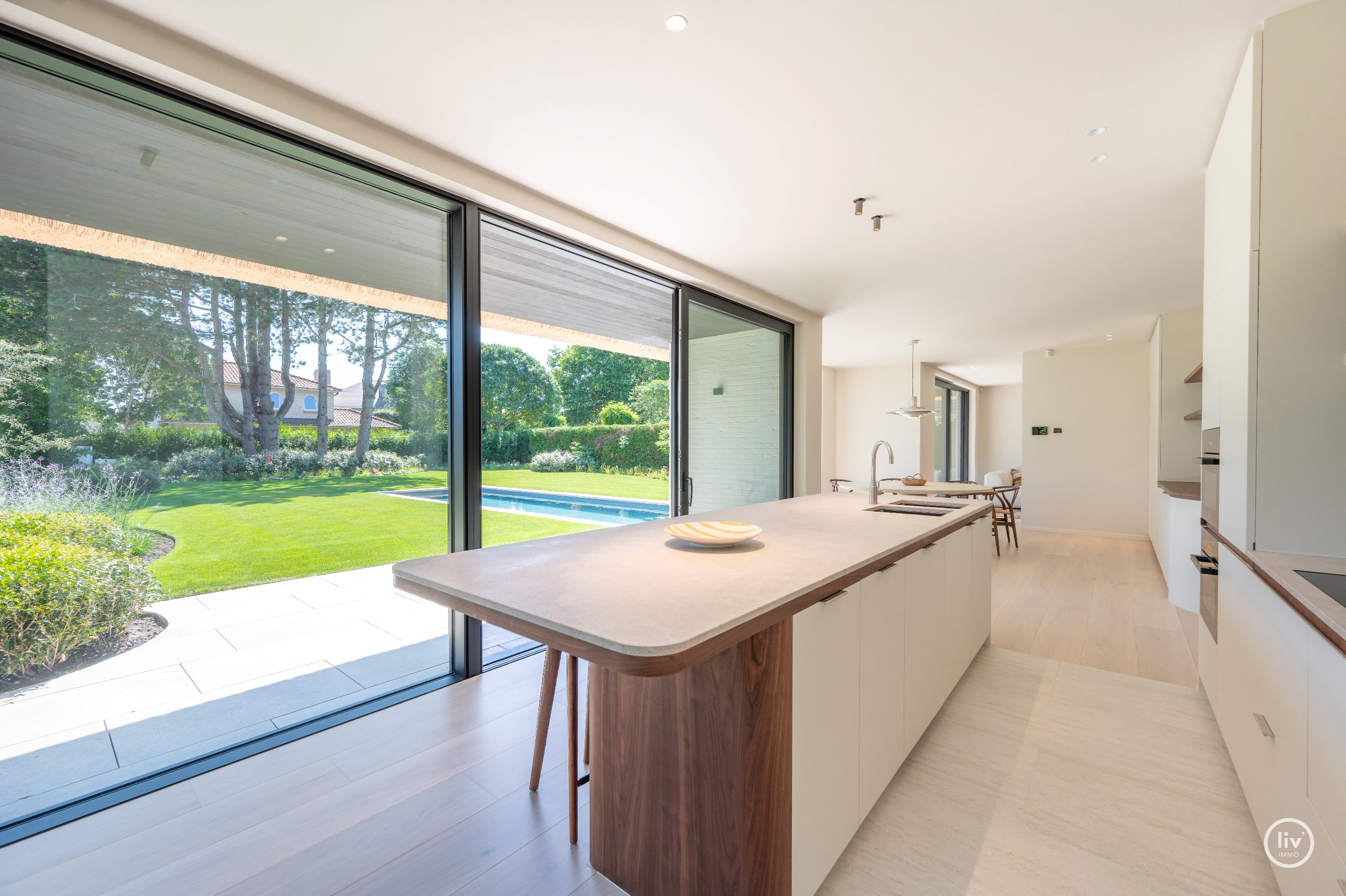 Journ&#233;e portes ouvertes samedi 4/07 de 14h &#224; 16h. Villa neuve exclusive avec piscine et jardin orient&#233; sud sur un grand terrain de 1.071m2. 