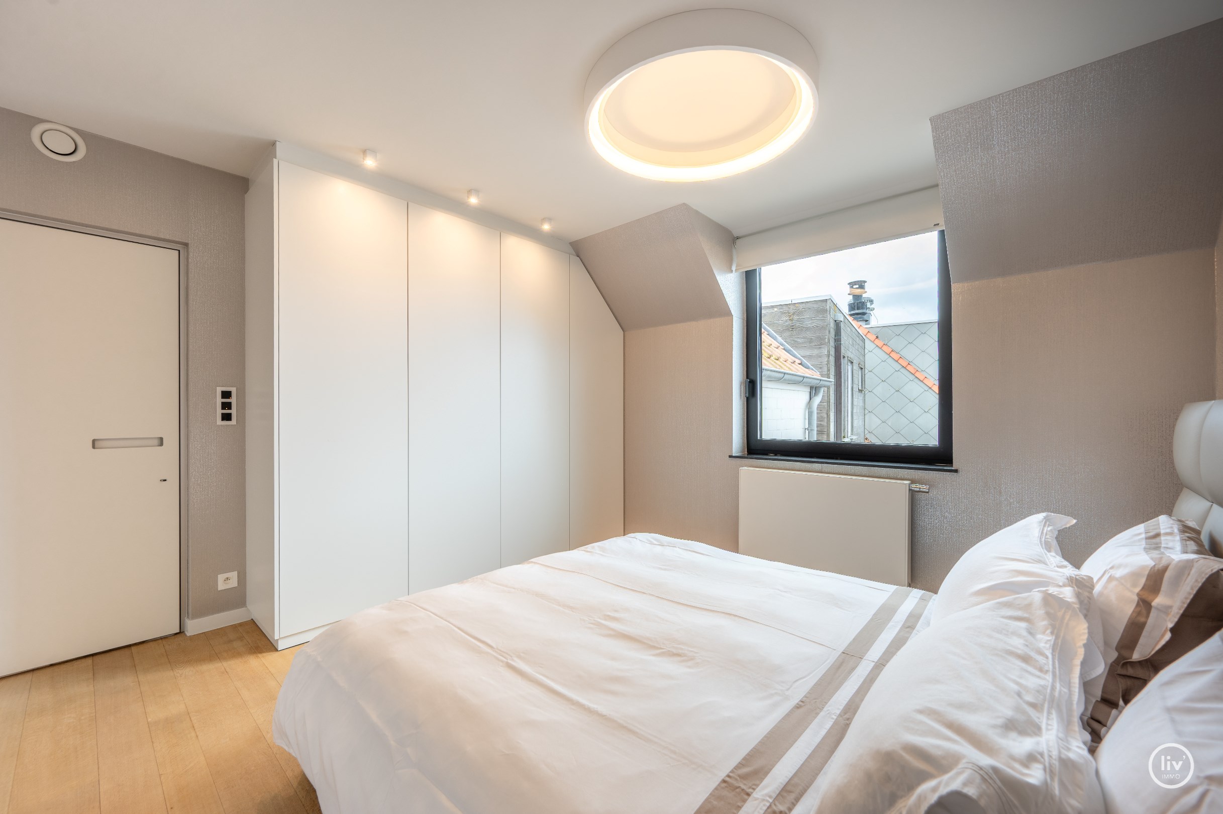 Buitengewone hoekduplex ( 274m&#178;) gelegen vlakbij Zeedijk en het Rubensplein. Ruime garage te koop op de gelijkvloerse verdieping in het gebouw. 