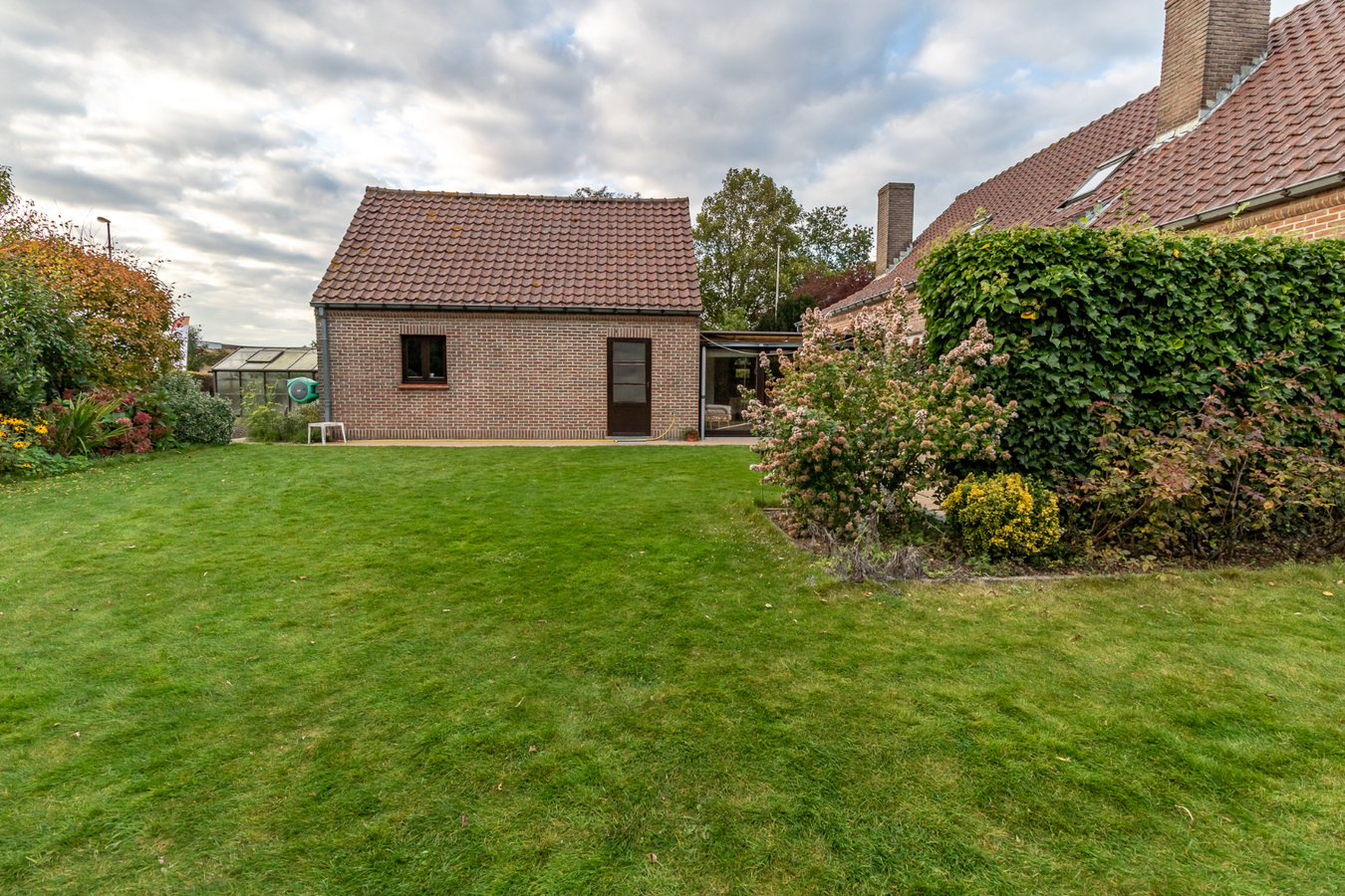 Ruime alleenstaande woning met dubbele garage te Koekelare 