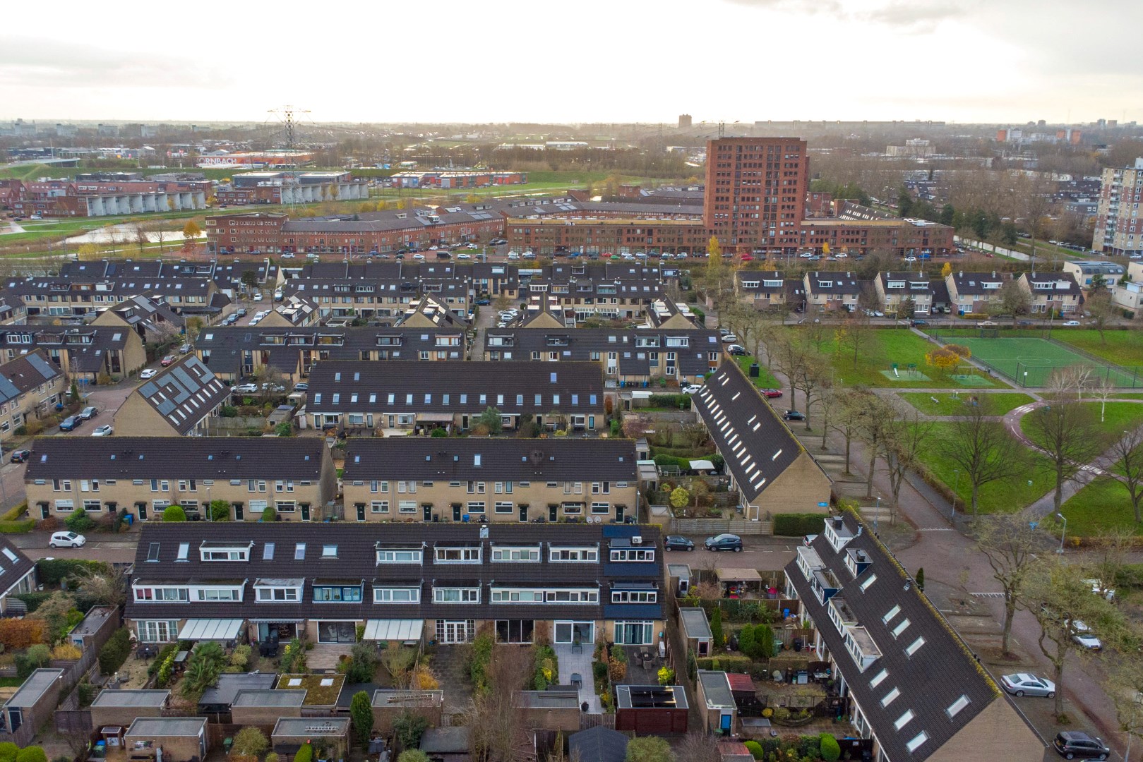 Dit fijne en energiezuinige (A-label) familiehuis met moderne keuken, 4 slaapkamers, 3 dakkapellen en riante achtertuin is direct te betrekken! 