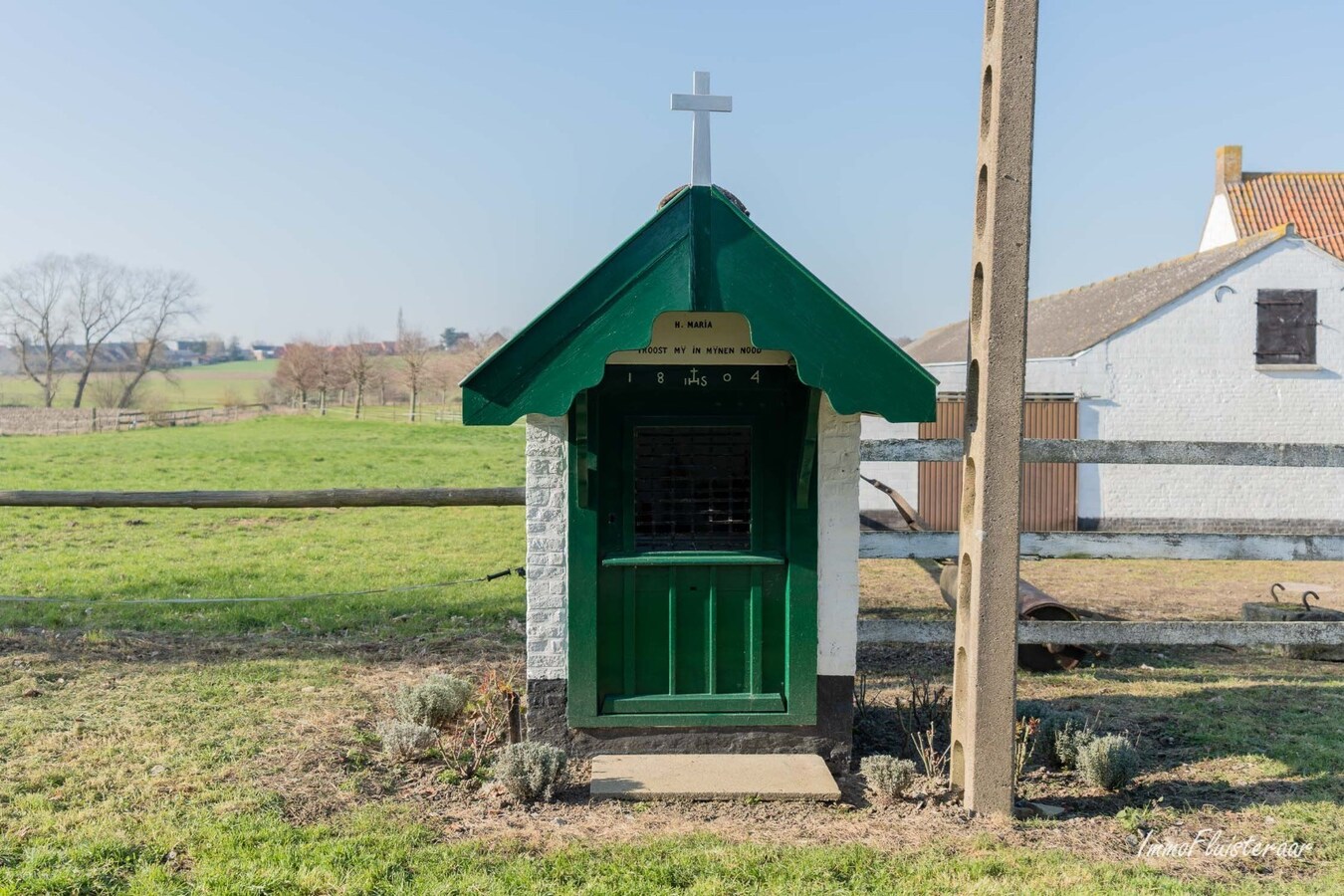 Idyllische en multifunctionele eigendom met stalling, bijgebouwen en renbaan op ca. 7ha 