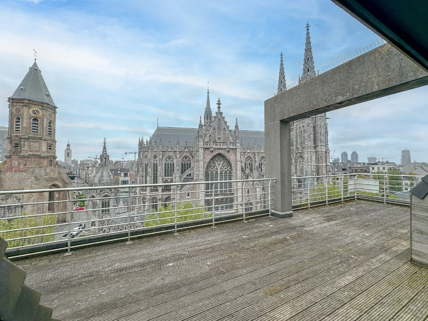 Uniek dakappartement met groot terras met zicht op Sint-Petrus en Paulusplein