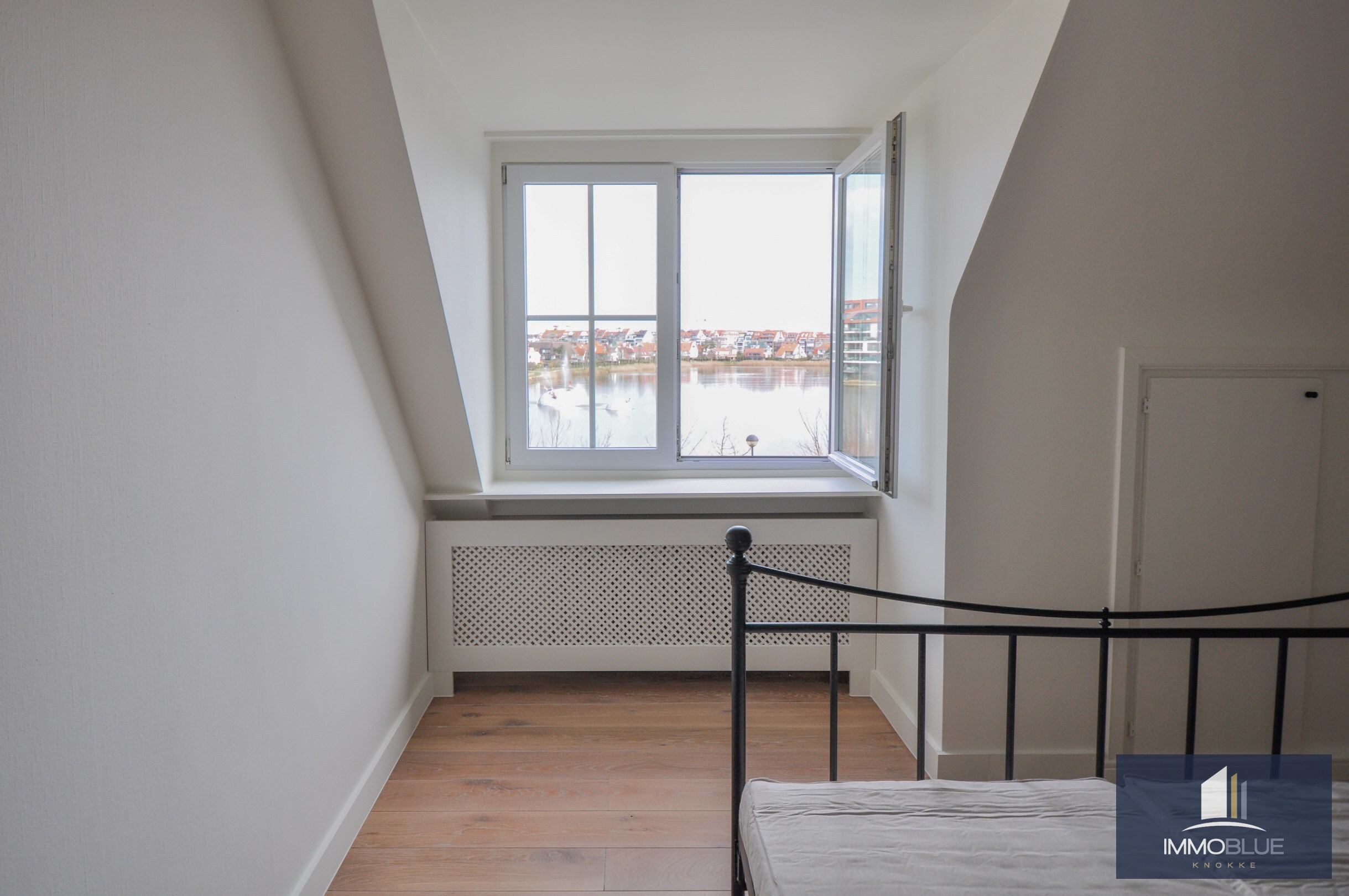 Appartement lumineux avec vue panoramique sur le lac de la Victoire. 