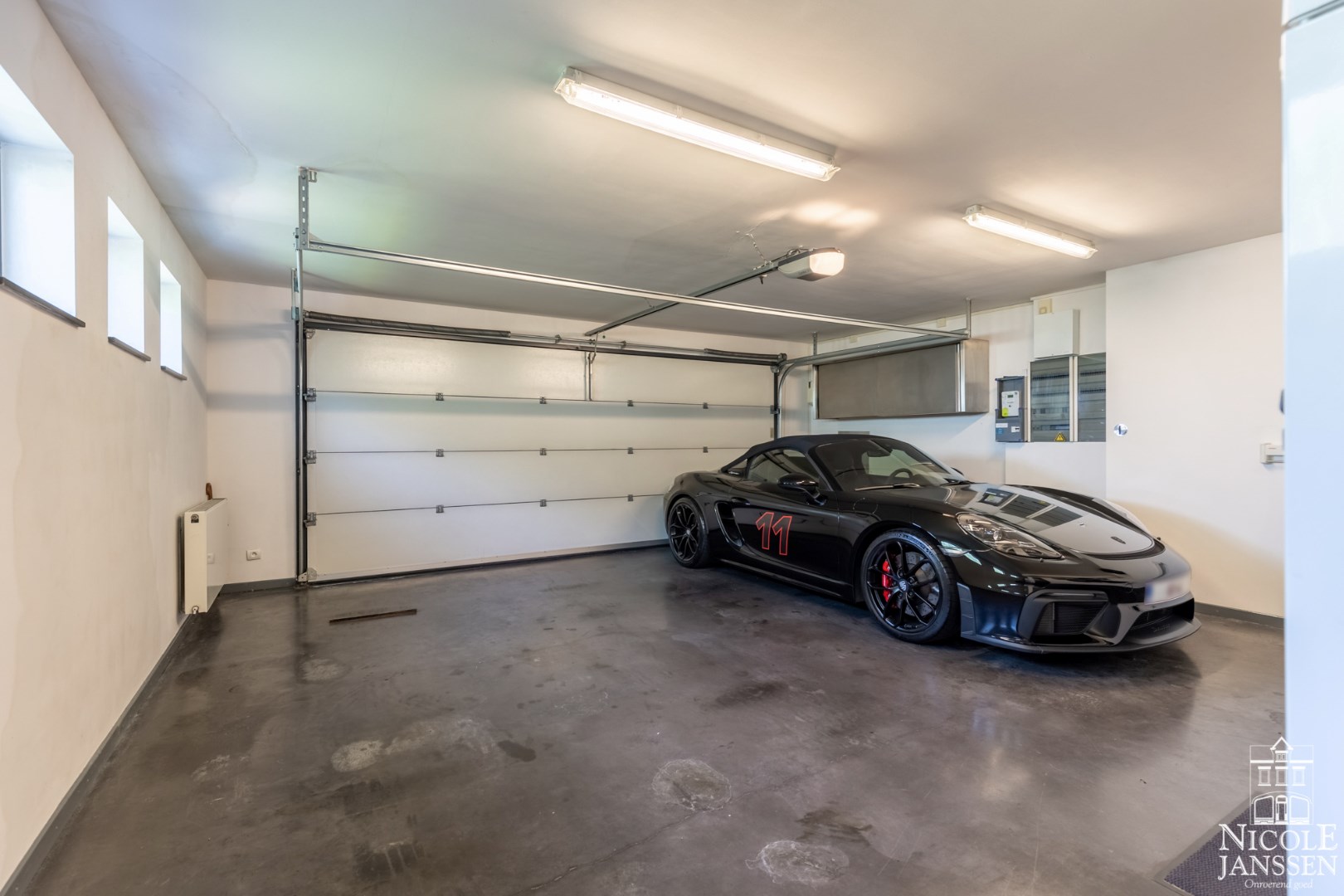 Ruime inpandige garage met plaats voor twee wagens