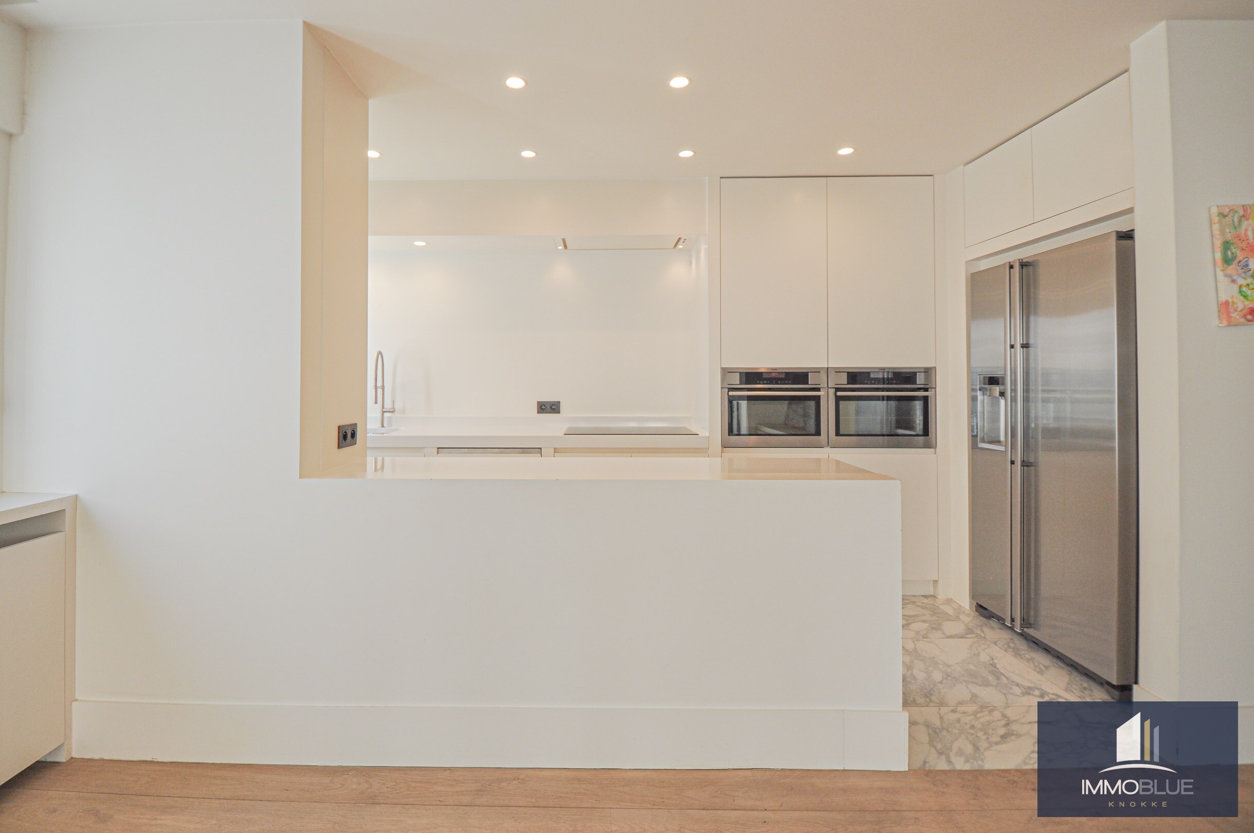 Appartement d&#39;angle avec une vue d&#233;gag&#233;e sur la Kustlaan, situ&#233; dans une r&#233;sidence de standing. 