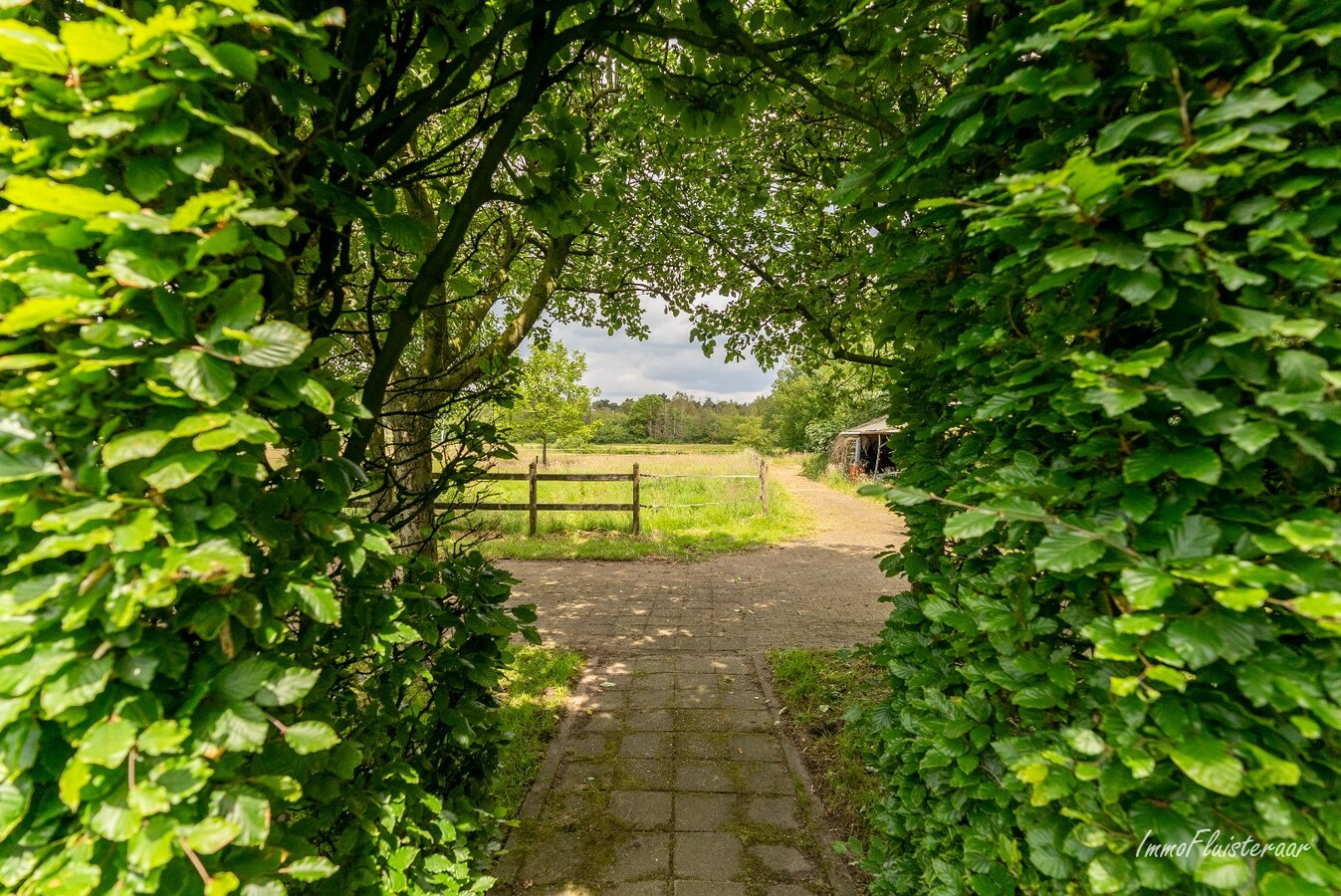 Maison de campagne authentique avec grand b&#226;timent de &#233;curie et des prairies sur environ 1 hectare &#224; Weelde (Optionnellement, possibilit&#233; d&#39;acheter une prairie d&#39;environ 1 hectare en plus) 