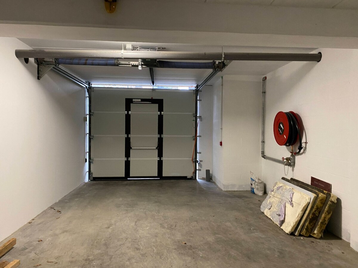 Luxueus nieuwbouw villa-appartement  van 168 m&#178; met 3 slaapkamers + ondergrondse garage en kelder in kleine residentie 
