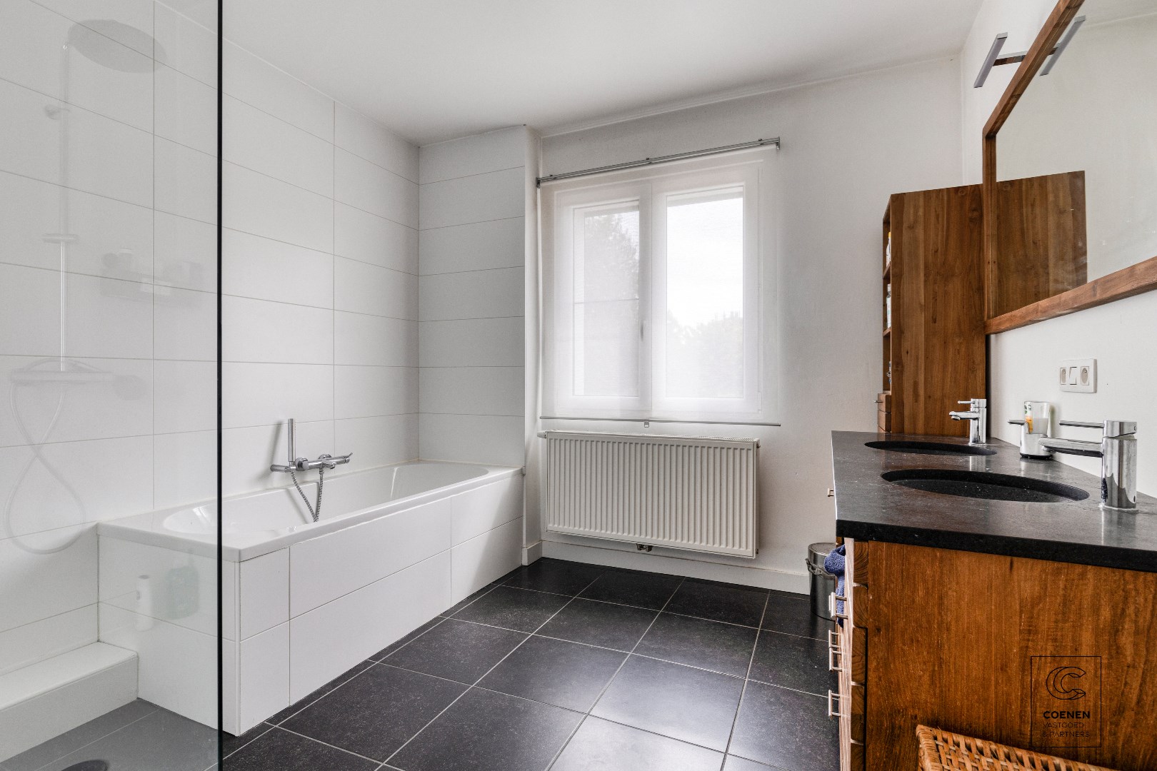 Prachtige woning van 200 m&#178; met vier slaapkamers op een uitstekende locatie te Schoten! 