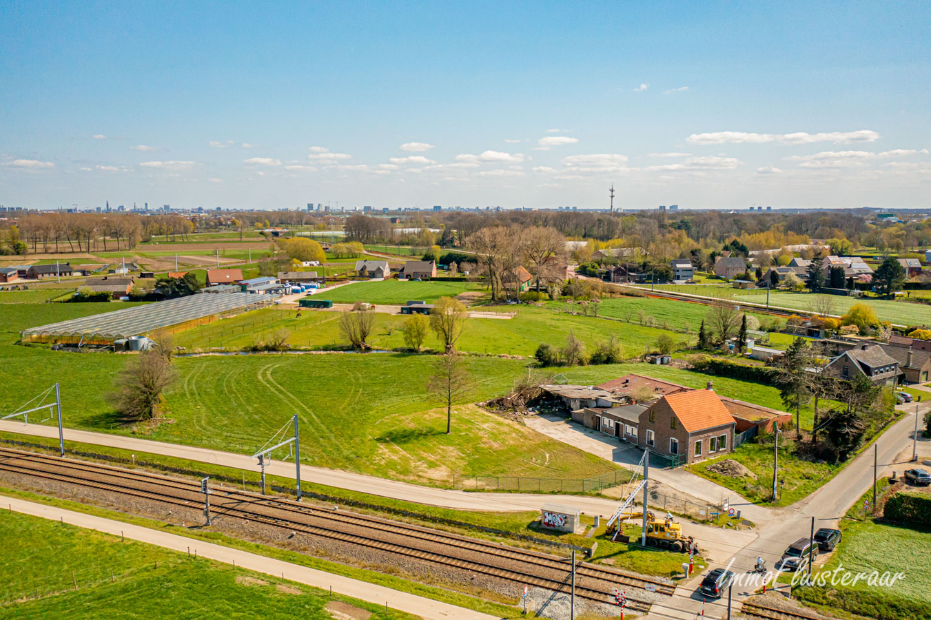 Voyante woning met stalgebouw en aanpalende weiden op 9.599m&#178; 