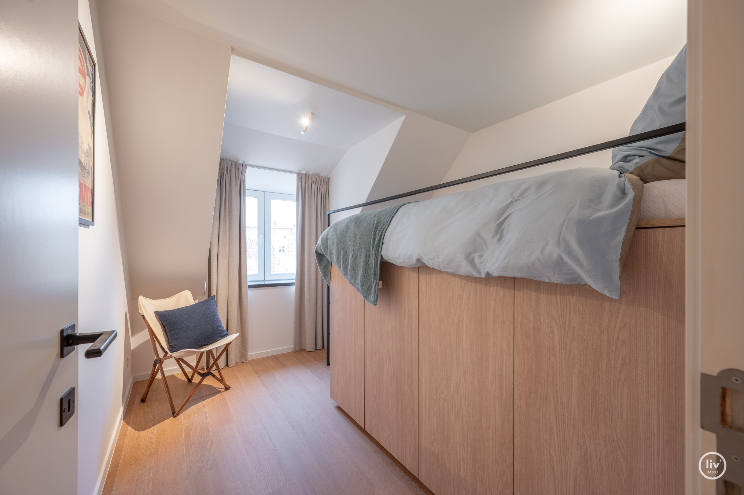 Luxueus gerenoveerd en uitstekend gelegen duplex met prachtige zonneterrassen, gelegen op een steenworp van het strand en het centrum van Knokke Zoute. 