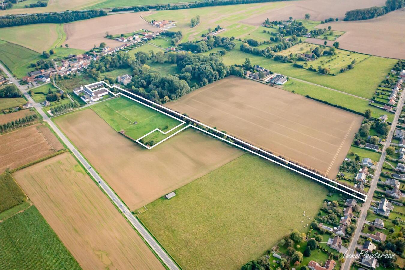 Te renoveren karaktervolle historische hoevewoning met stallingen, binnenkoer, dreef en weiland op ca. 1,36ha te Rebecq (Waals-Brabant) 