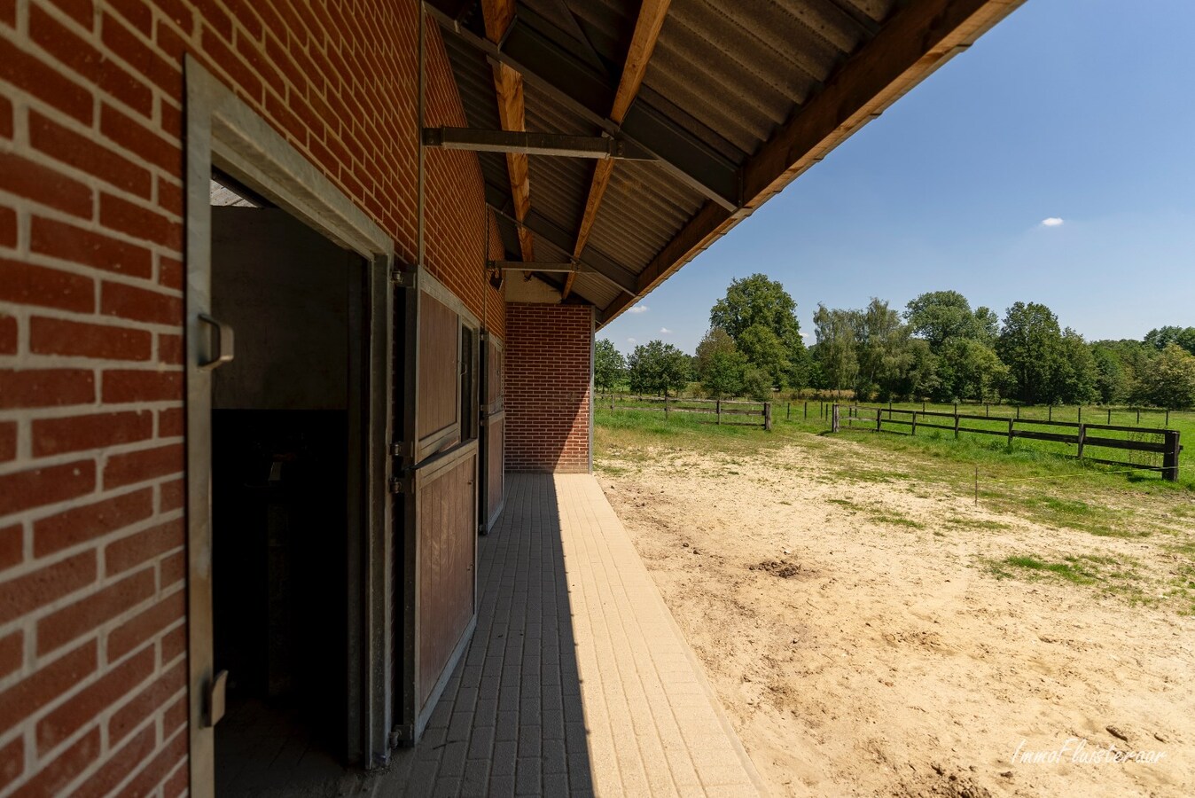 Charmante woning met paardenstallen op ca. 80 are te Peer 