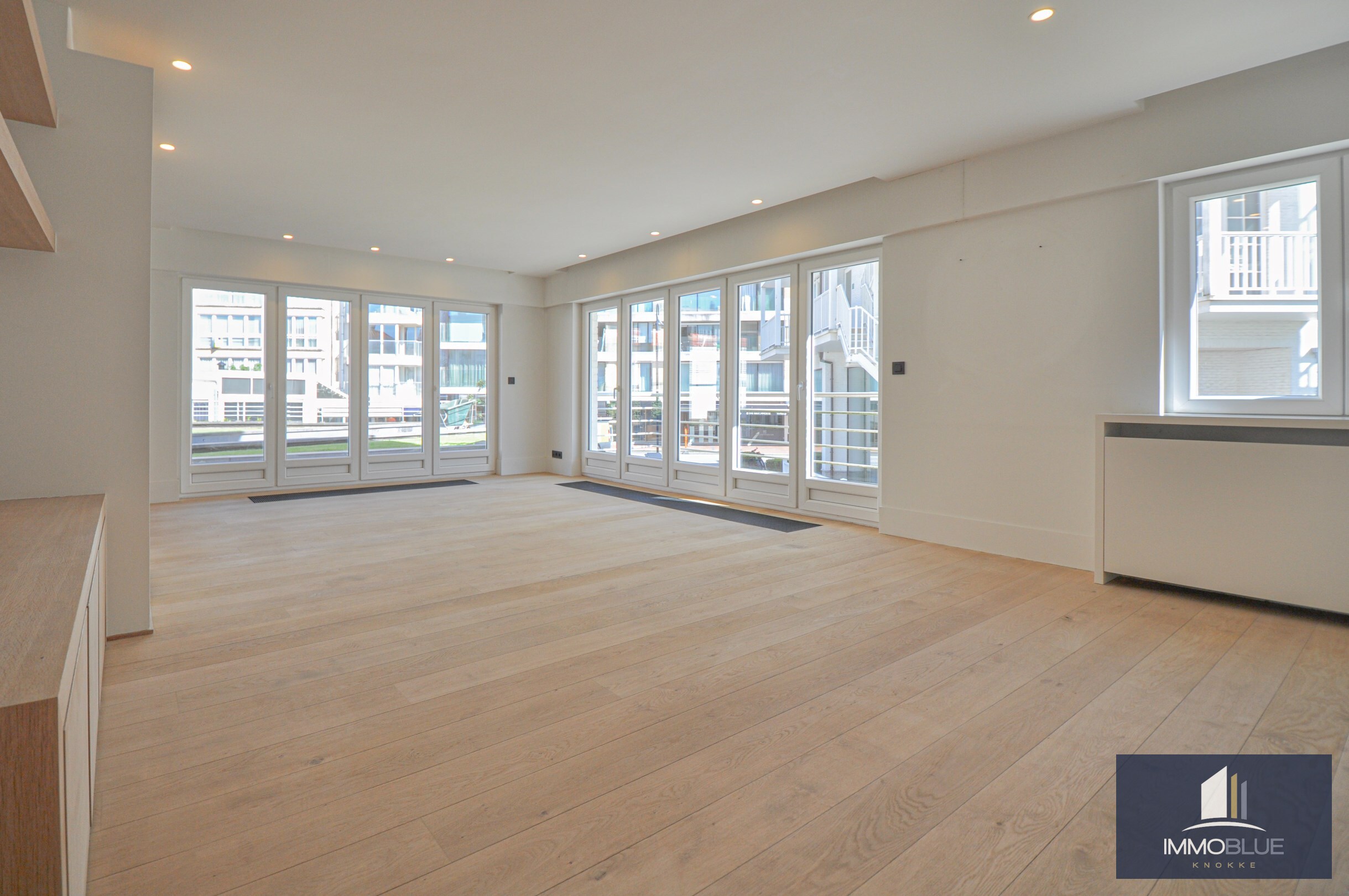 Appartement d&#39;angle avec une vue d&#233;gag&#233;e sur la Kustlaan, situ&#233; dans une r&#233;sidence de standing. 