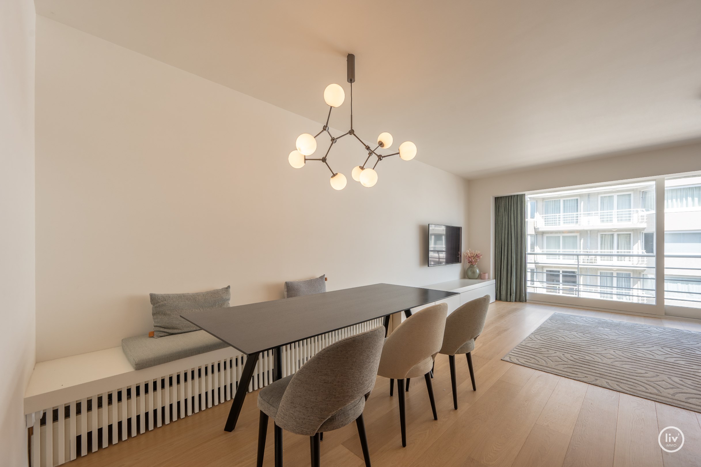 Recent vernieuwd en stijlvol afgewerkt appartement met drie slaapkamers, gelegen op een topligging met zijdelings zeezicht. 