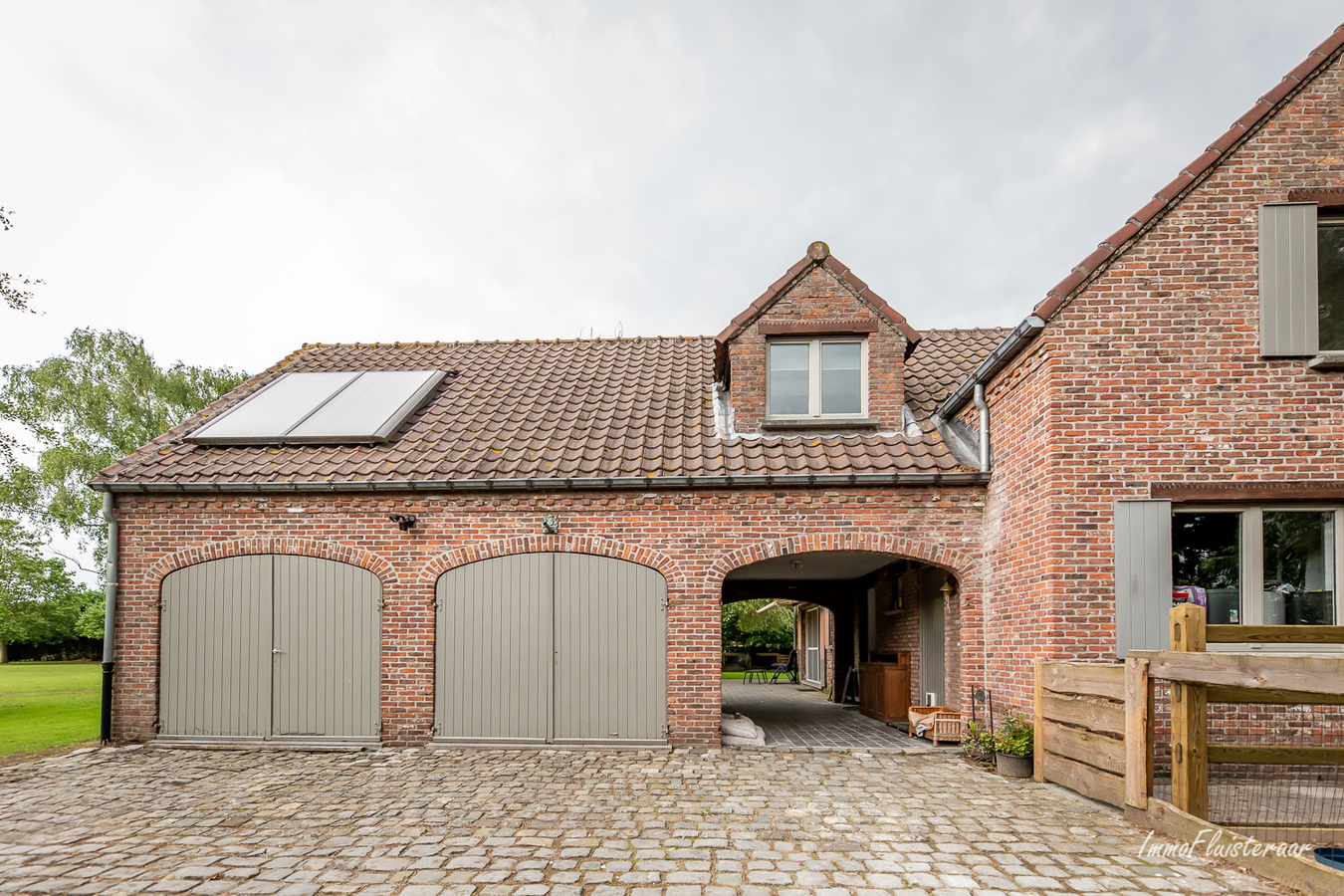 Prachtige villa in landelijk kader met stalgebouw en aanpalend grasland op 8.862m&#178;. 