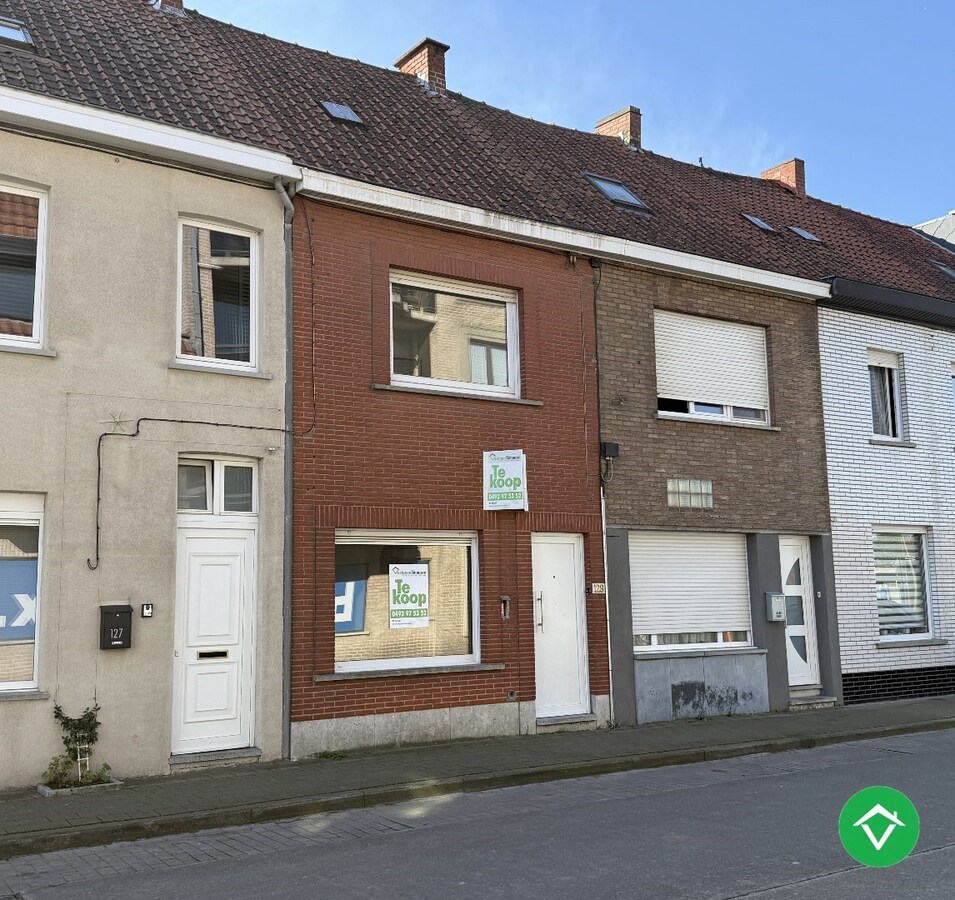Instapklare rijwoning met 2 slaapkamers, zolder en koer in centrum Roeselare 