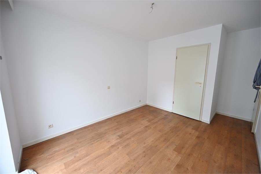 Appartement non meubl&#233; de 2 chambres c&#244;t&#233; ensoleill&#233; de l&#39;avenue L&#233;opold, &#224; quelques pas de la plage et des magasins. 