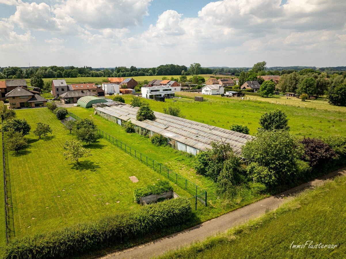 Deels gerenoveerde woning op ca. 30 are gelegen te Tienen. 