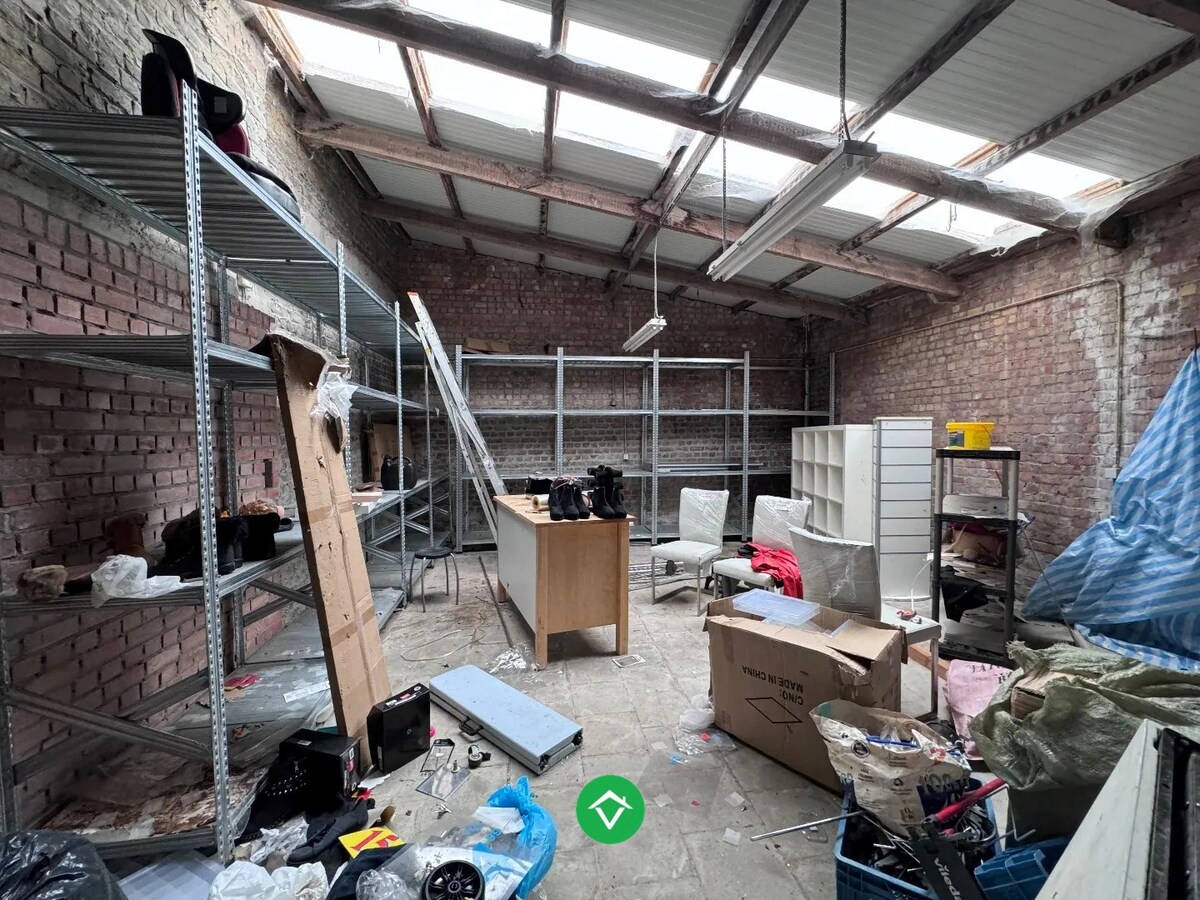 Opbrengsteigendom te koop met ruime garages in Oostende 