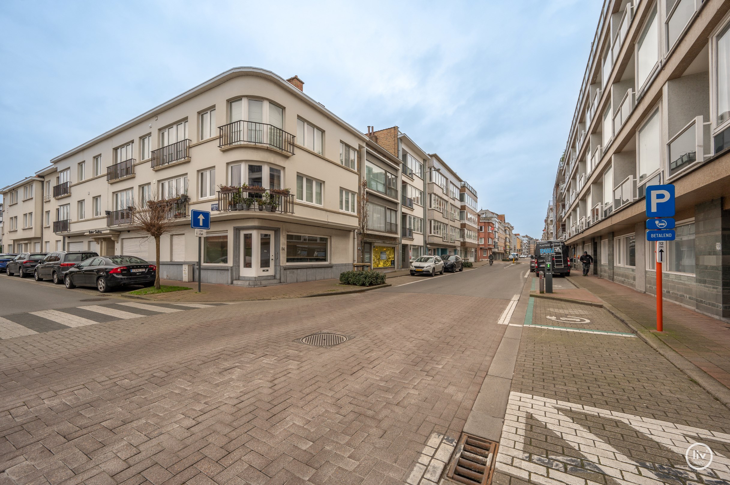 Aangenaam HOEK-appartement centraal gelegen op de hoek van de Zoutelaan en de Montgomerylaan te Knokke. 