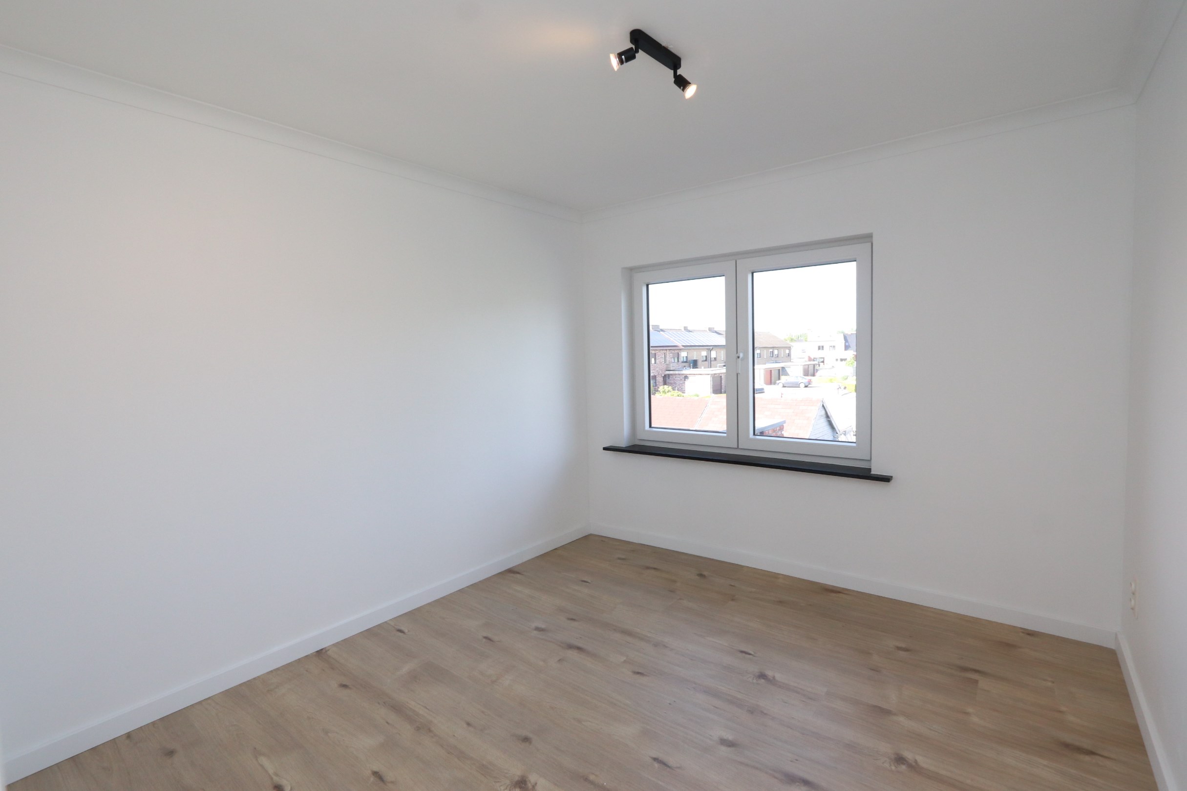 GERENOVEERDE WONING MET 3 SLAAPKAMERS EN TUIN 