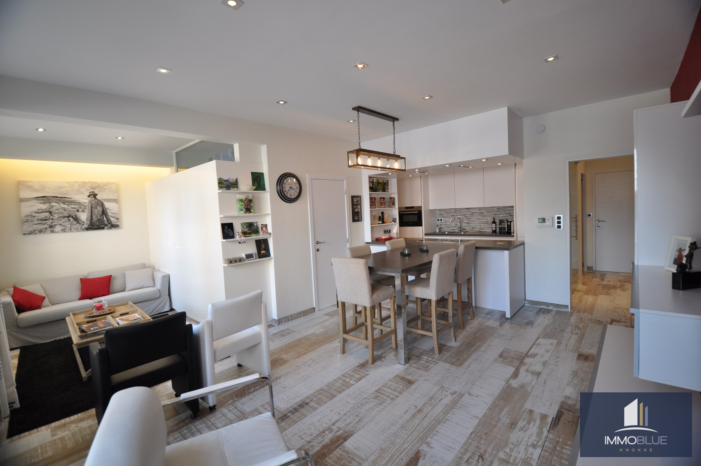 Aangenaam appartement gelegen op enkele passen van de zee en het Van Bunnenplein. 