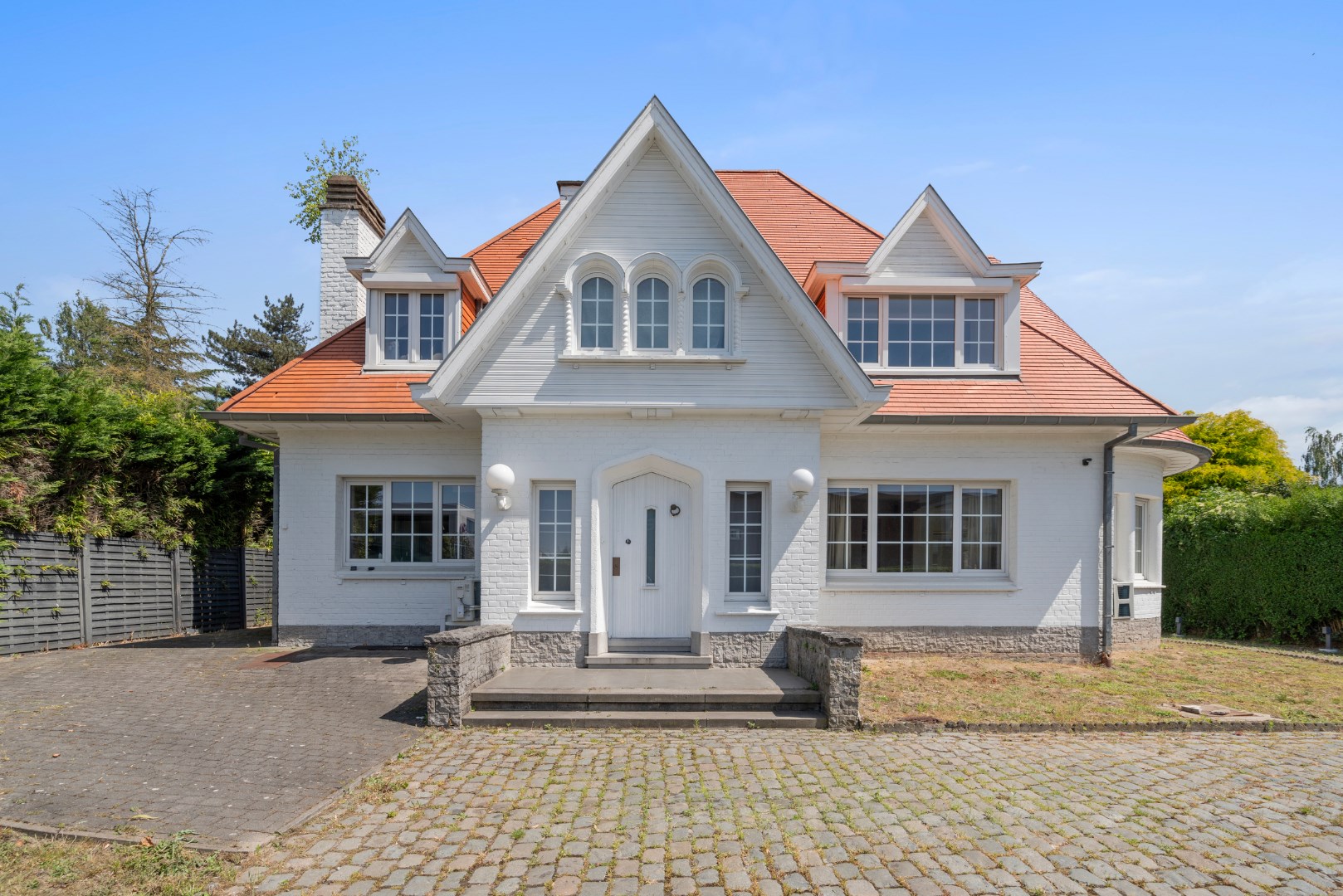 Stijlvolle villa met 5 slaapkamers op mooi perceel van 1325m&#178; 