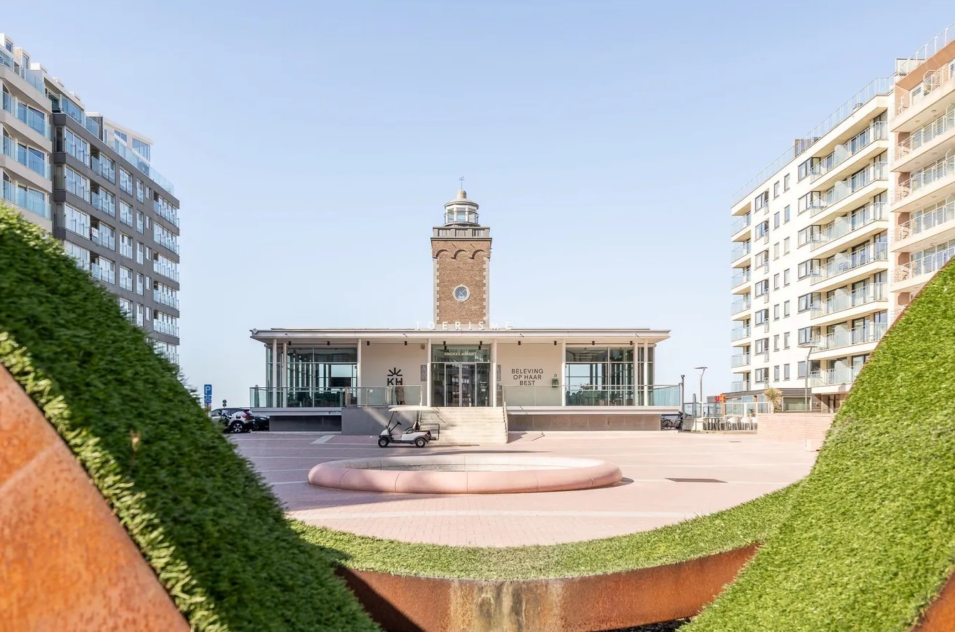 Non meubl&#233; - Appartement unique avec vue lat&#233;rale sur la mer, situ&#233; au centre de la place de la Tour de Lumi&#232;re. 