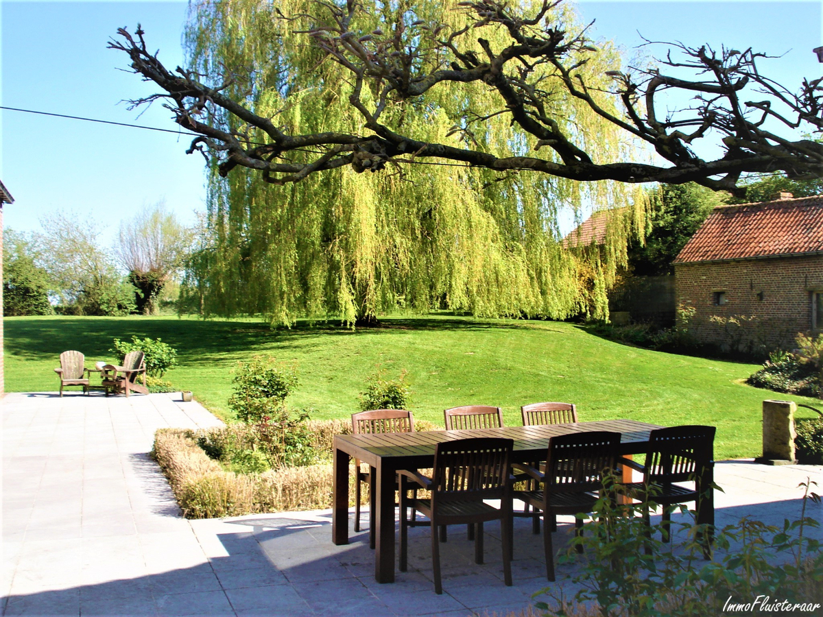 Magnifique propri&#233;t&#233; avec grande habitation, &#233;curies, salle polyvalente, terrain &#224; b&#226;tir et prairies sur environ 1,67ha &#224; Ellezelles (Hainaut) 