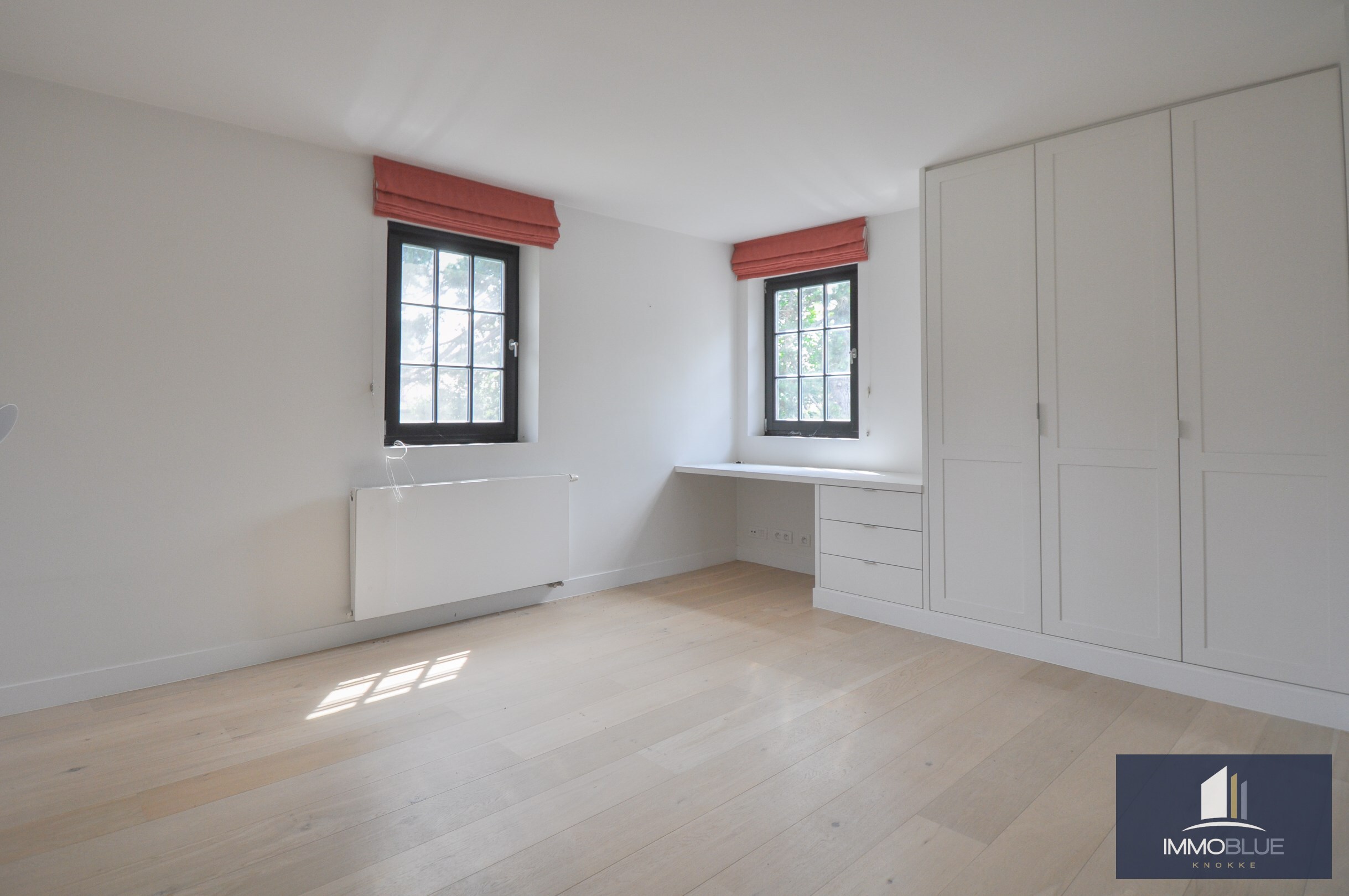 Villa exclusive, situ&#233;e au calme sur un terrain de 1.628 m&#178;, &#224; proximit&#233; du Royal Zoute Tennis Club. 